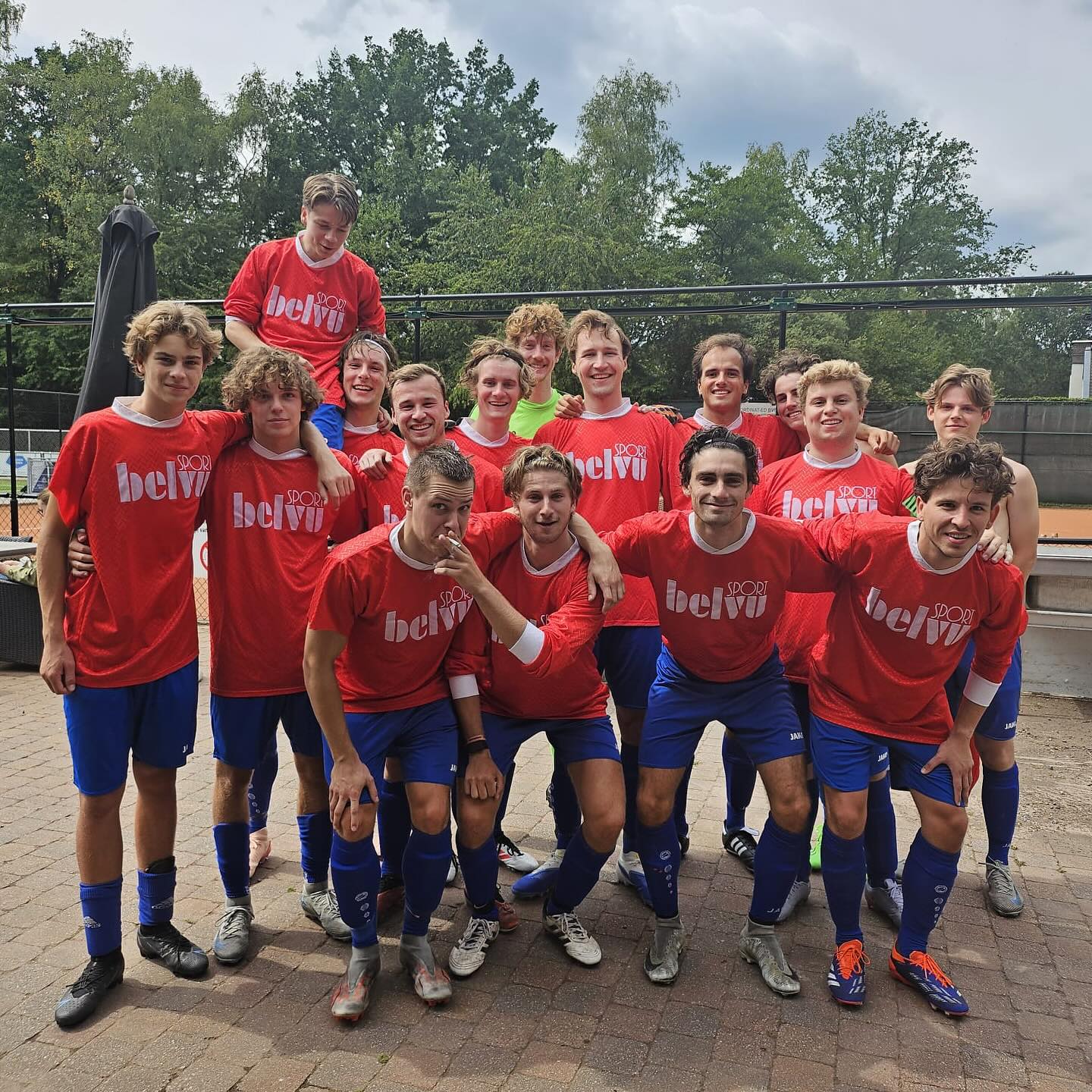 De kop is eraf!! Na een periode van welverdiende rust werd er weer gevoetbald op De Pheyp vanmiddag. In retro outfit voor de gelegenheid konden de spieren weer wennen aan een sprintje, een dribbel en een gericht schot. Klaar voor het nieuwe seizoen?! 🤔🤔🤔 Nog niet helemaal?! Maar geen nood, er is nog even tijd om te trainen. Op naar een nieuwe titel seizoen ‘25/‘26 🏆.
.
.
#clubkoningshof #waarjealtijdthuisspeelt #depheyp #voetbal⚽️ #nieuwseizoen #vriendschappelijk #ready #kampioenen