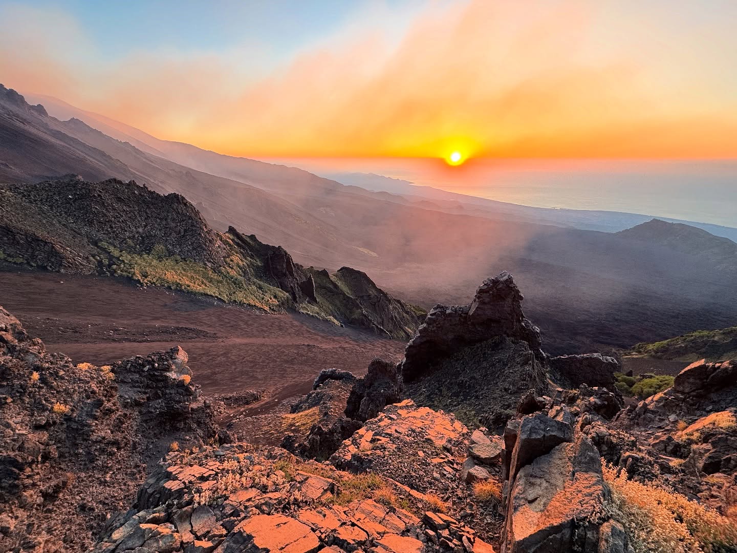 #EtNative “in Seno all’Etna” • #Etna Sud 1º bivacco
Attività eruttiva🌋, alba e tramonto mozzafiato☀️, volpe e stelle cadenti🦊, gruppo spettacolare e la magnifica Valle del Bove! È stato un sogno ❤️
Un grazie speciale a tutti i partecipanti e allo shaka @alberto_torrisi ! ☕️
👉 Appuntamento per il secondo bivacco giorno 9/10 agosto 2025 tra stelle cadenti e Luna Piena✨🌕
🌍 https://www.etnative.com
☎️ +393780861560
Ⓜ️ etnativo@yahoo.it