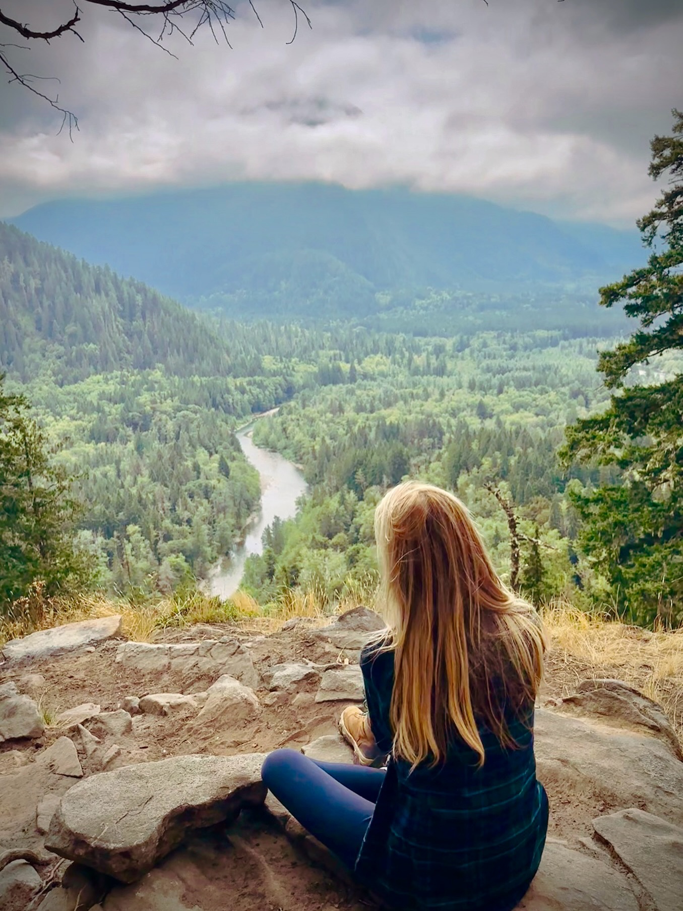 Mountaintop meditation ⛰️ I love the Pratt Balcony trail because it’s a bite-sized jaunt through old growth forest (2.5/640) and view-wise it packs a lot of bang for your buck — today’s been totally socked in but it’s still lovely thanks to the lookout over the river. Also a very peaceful place for a mountaintop meditation, which seems extra fitting on a Sunday.
If you go: stop by Arete in North Bend for pre/post fuel and gear, and please remember to leave no trace!
Happy hiking
Xx
The future, wild
.
.
.
.
.
.
#themountainsarecalling #hike #hikewashington #pnwlife #pnwhiking #pnwonderland #northbend #getoutside #getoutsideandplay #explore #cascademountains #prattbalcony
