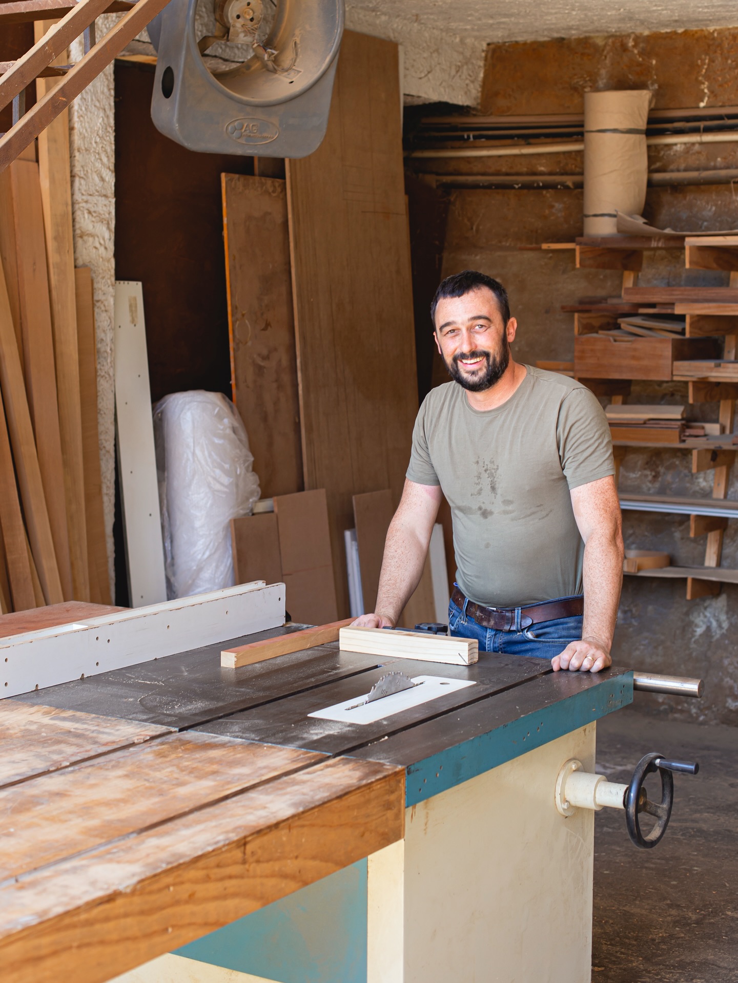Se você está procurando trabalhos em madeira com qualidade, bom gosto e atendimento personalizado, aqui é o lugar certo! 😁
Desenvolvo móveis planejados, serviços em madeira maciça, folha natural, Fórmica, MDF e compensados, além de atuar com reformas e restaurações de peças. Sempre com foco em funcionalidade, durabilidade e elegância.
Gosto de manter uma troca próxima com cada cliente, com simpatia e carisma, e também atendo em três línguas: português, francês e inglês, o que facilita para arquitetos, estrangeiros e visitantes! 🇧🇷🇫🇷🇺🇸
Também crio protótipos sob medida para arquitetos, designers e profissionais que precisam tirar projetos do papel com precisão técnica e atenção aos detalhes.
Se quiser conversar, tirar dúvidas ou solicitar um orçamento, é só mandar uma mensagem. Será um prazer te atender! ✨🪵