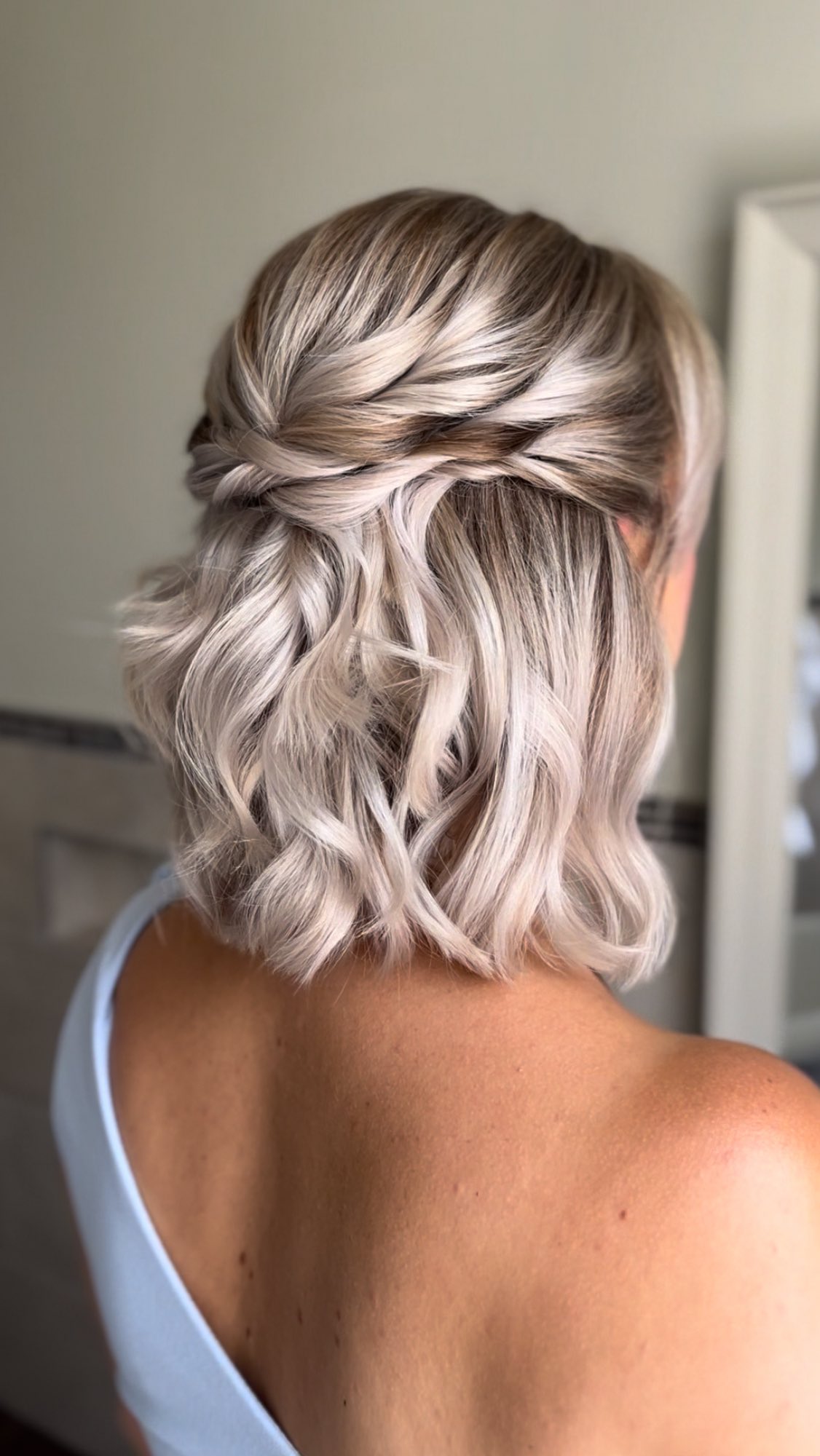 Save for Inspo ✨
Half-up styles will always be a favourite, but it’s fun to switch things up with a half up pony or a soft twisted bun for something a little different!
Will you be going for a half up style on your wedding day? 💫
.
.
.
#bridalhairstylist #bridalhair #bridetobe #destinationbridalhairstylist #destinationwedding #timelessbrides #trendingbridalhair #ukbridalhairstylist #modernbrides #weddinghairstylist #halfuphalfdown
