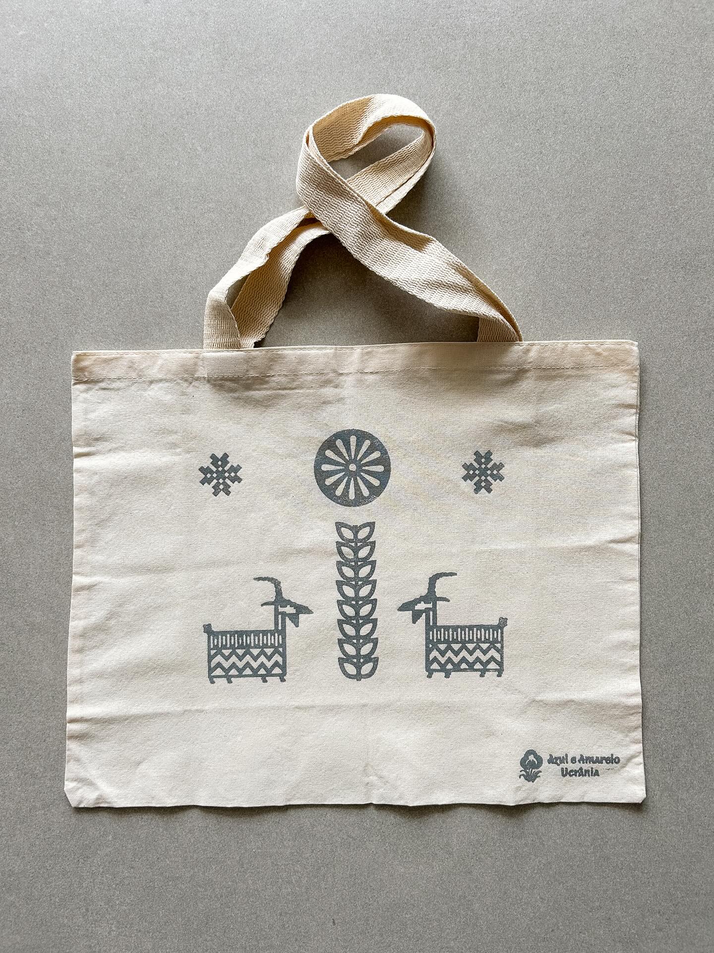 Eco bag exclusivos com arte tradicional ucraniana VYBIIKA.
As estampas – florais, solar e animais, símbolos da natureza – foram criadas na técnica ancestral VYBIIKA - estamparia manual com moldes entalhados em madeira. Os moldes foram criados por artesãos na Ucrânia e, no Brasil, os desenhos foram aplicados à mão por um artista plástico.
Escolhe o seu no nosso site www.azuleamarelo.com.br
=> link na bio @azul.e.amarelo
📦 entrega todo Brasil