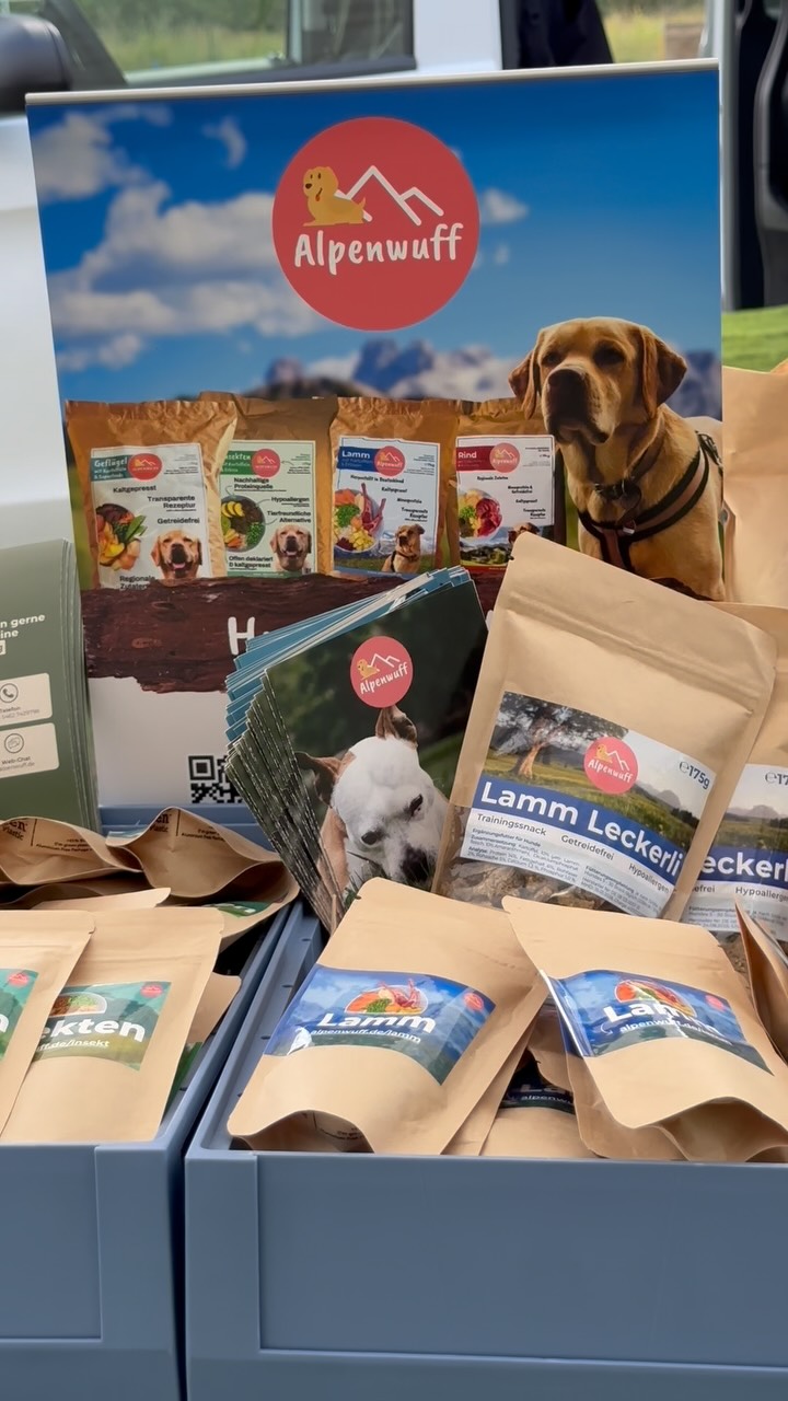Kennt schon @alpenwuff ? 😊
Das Futter von Alpenwuff ist perfekt auf eure Vierbeiner abgestimmt und zu 100% deklariert. 👍🏻
Erlesene Zutaten und eine große Produktpalette - made in Germany!
Wir sind begeistert von dem Futter von Alpenwuff und sind froh diesen tollen Partner an unserer Seite zu haben! 🤩🫶🏻
Übrigens! Mit dem Code: JustHelp spart ihr 10% auf eure erste Bestellung! 😁
TikTok - @alpenwuff.de
Instagram - @alpenwuff
📹 - @vanessa.lsn
#justhelpberlin #hundeschule #dogschool #sommerfest2025 #großbeeren #dogtraining #hundetraining #partner #colaboration #hundefutter #guteshundefutter #alpenwuff #code #sparen