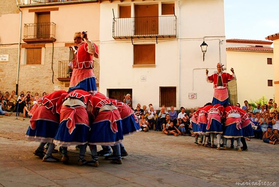 🌞 Agosto: compartir, disfrutar y sentir el territorio
Este mes, nuestros pueblos se llenan de vida: 💃🕺 sonrisas, 🎶 música, 🤗 reencuentros, 🏺 tradiciones…
Agosto no es solo verano: es identidad, comunidad y orgullo compartido 💚
Las fiestas mayores son ese momento donde todo se para, para recordar quiénes somos y de dónde venimos 🧡 Nos encanta ver cómo las calles se visten de historia 🎭 y alegría 🎉, y cómo cada rincón se convierte en punto de encuentro 🤝
Desde aquí, queremos agradecer formar parte de un territorio tan activo, acogedor y diverso 🏡🌾. Seguimos a vuestro lado, celebrando lo que nos une 🫂✨
📍 Este mes hemos estado (y estaremos) en fiestas como las de:
🎊 Cinctorres
🎊 Olocau
🎊 Forcall
🎊 Mirambel
🎊 Morella
🎊 Vilafranca
🎊 Cantavieja
🎊 La Mata
🎊 Todolella
🎊 La Iglesuela
… ¡y muchos más! 📍🎇
Porque cada pueblo cuenta. Y cada fiesta, también 🎆💬
¡Felices días de celebración! 🥳🍉☀️
#territorioquevibra #fiestaspopulares #veranoenelpueblo #QuerolAssessors #ComunidadRural #ElsPorts #Maestrazgo
#asesoria #consultoria #gestoria #Morella #Vilafranca #Cantavieja #Forcall #CulturaViva