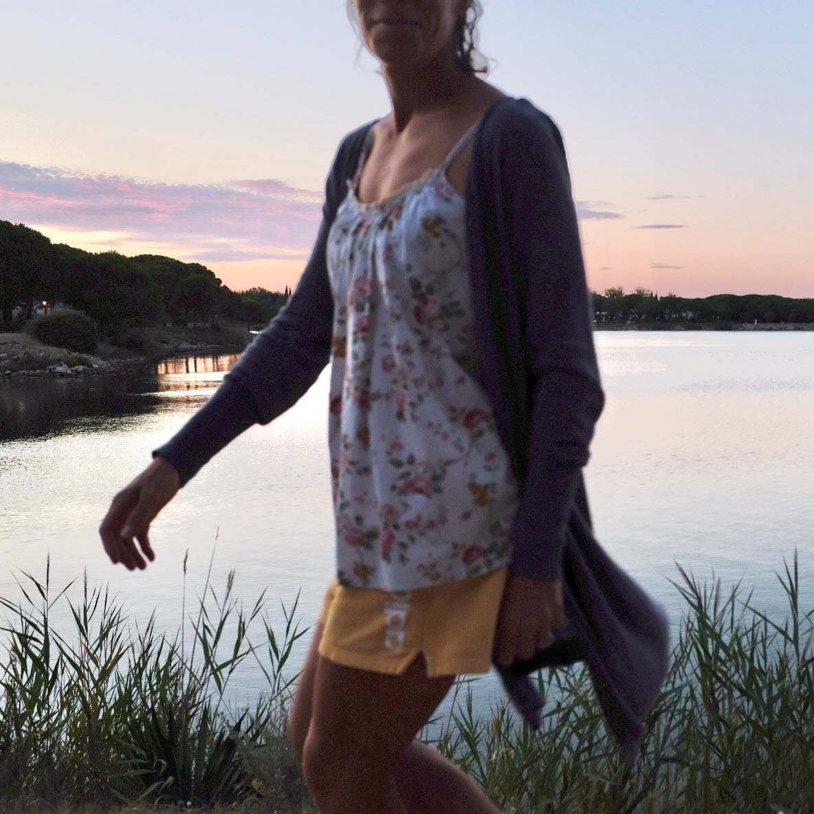 🤔 What if we stopped disappearing from our own memories?
📷 This one was taken by my kids. And I love it — even if I’m halfway out of the frame and slightly blurry.
☀️ Because let’s be honest: summer holidays are not exactly relaxing for mums. We take the photos 🤳, carry the snacks 🍿, manage the moods 😑.
📔 We’re the memory keepers… but we rarely appear in the picture.
🤔 I’m a photographer, and even I forget to step in front of the lens sometimes.
If this speaks to you, I’m sharing some super simple tips to help you be part of your family photos on stories — even when you’re the one holding the camera most of the time.
📩 Drop a 💛 if you can relate!
#mumlifestyle #summermemories #familymemories #familyphotography #summerphoto #barcelonafamily