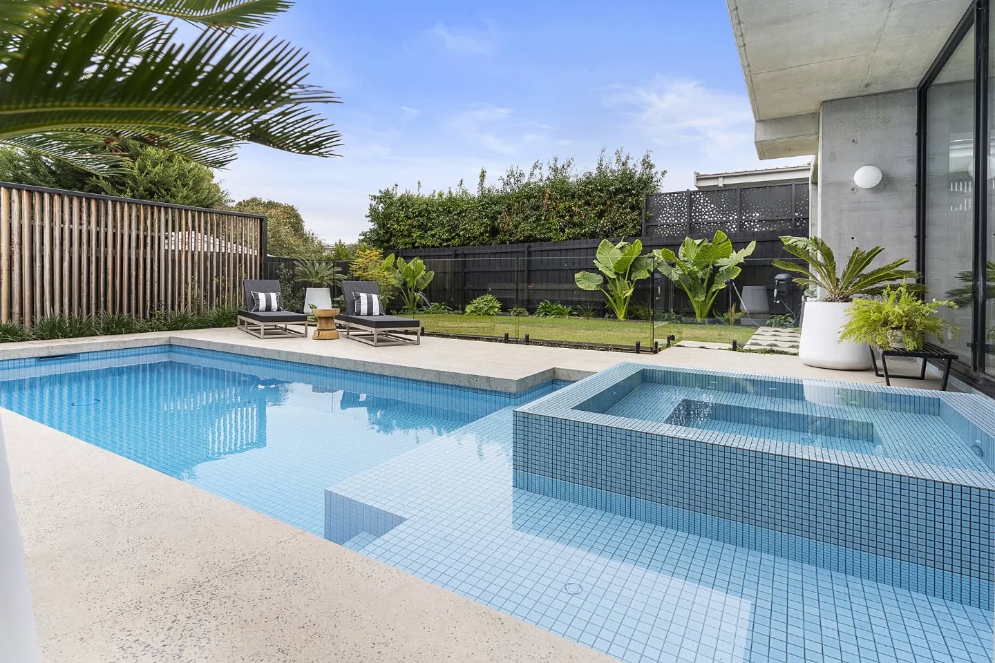 Infinity edge spa for the win 🏆🥳🏊♂️
@thepooltilecompany
#brighton
#infinityspa
#landscapedesign
#landscape
#poolbuilder
#poolandspa
#bayside
#baysidepools
#concrete
#architecturalconcrete