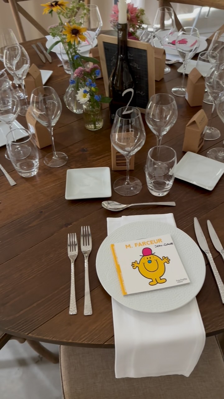 Tiffany & Bastien
Si vous rêvez d’un mariage où l’on prend le temps, où l’on rit fort, où l’on marche pieds nus et où l’on écoute les oiseaux chanter entre deux éclats de rire… Alors vous êtes au bon endroit.
À Vaugency, profitez de 3 jours entiers pour vous retrouver.
Parce que les moments magiques sont toujours trop courts, Tiffany & Bastien ont célébré leur mariage sur 3 jours entourés de leurs familles et amis les plus proches dès le vendredi.
Je leur suis reconnaissante pour la poésie qu’ils ont dispersé autour de leur mariage 🤍
Et j’ai regardé ce ballet avec gratitude.
Je me suis dit que ce lieu n’était pas un simple décor.
C’est beaucoup plus, une pause, une respiration. Un refuge pour les âmes qui veulent célébrer l’essentiel.
Vin d’honneur, dîner et brunch : @lescocottesenscene
Bar à cocktails : @labarmobile
Animation et musique : @djned_
Fleurs : @fermelesmessicoles
Photographie : @jenniferbjoern
Tenues des mariés : @with.love.boutique.ch
.
.
.
.
.
#domainedevaugency #mariagenature ature #lieudereception #mariageauthentique #weddingInspiration #sedireouiautrement #slowwedding #amourvrai #poesiedumariage