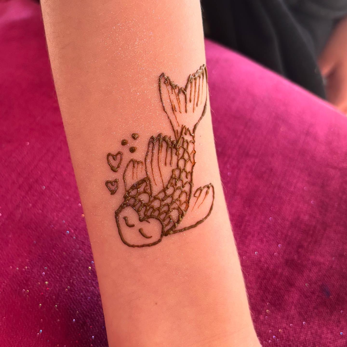 A fishy friend from last week 😍🐟 @uptoncountrypark #henna #hennadesign #hennaart