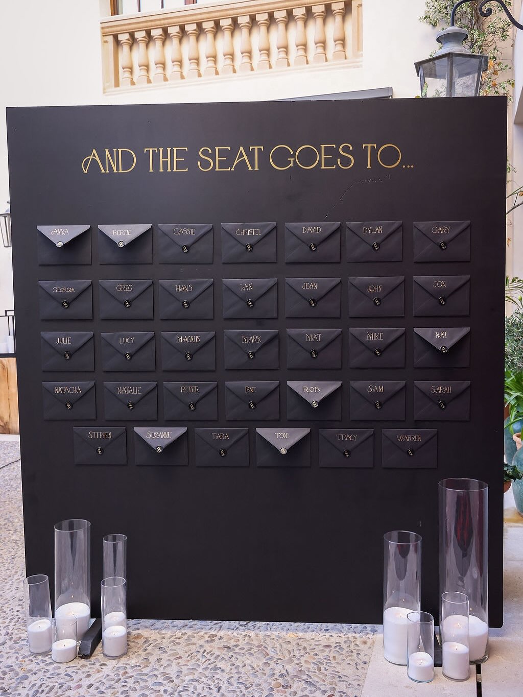 And the seat goes to… ✨
Guests revealed their seats in true Oscar style with this table plan, created for our client’s Hollywood birthday soirée. No acceptance speech needed — just open the envelope, cue the drumroll… 🥁 and find your table.
Planning: @daisyamodioevents
Photography: @theysaidyesphotos
Venue: @sonbunyola
Flowers & production: @bombillas_y_flores
Sound: @panela.productions