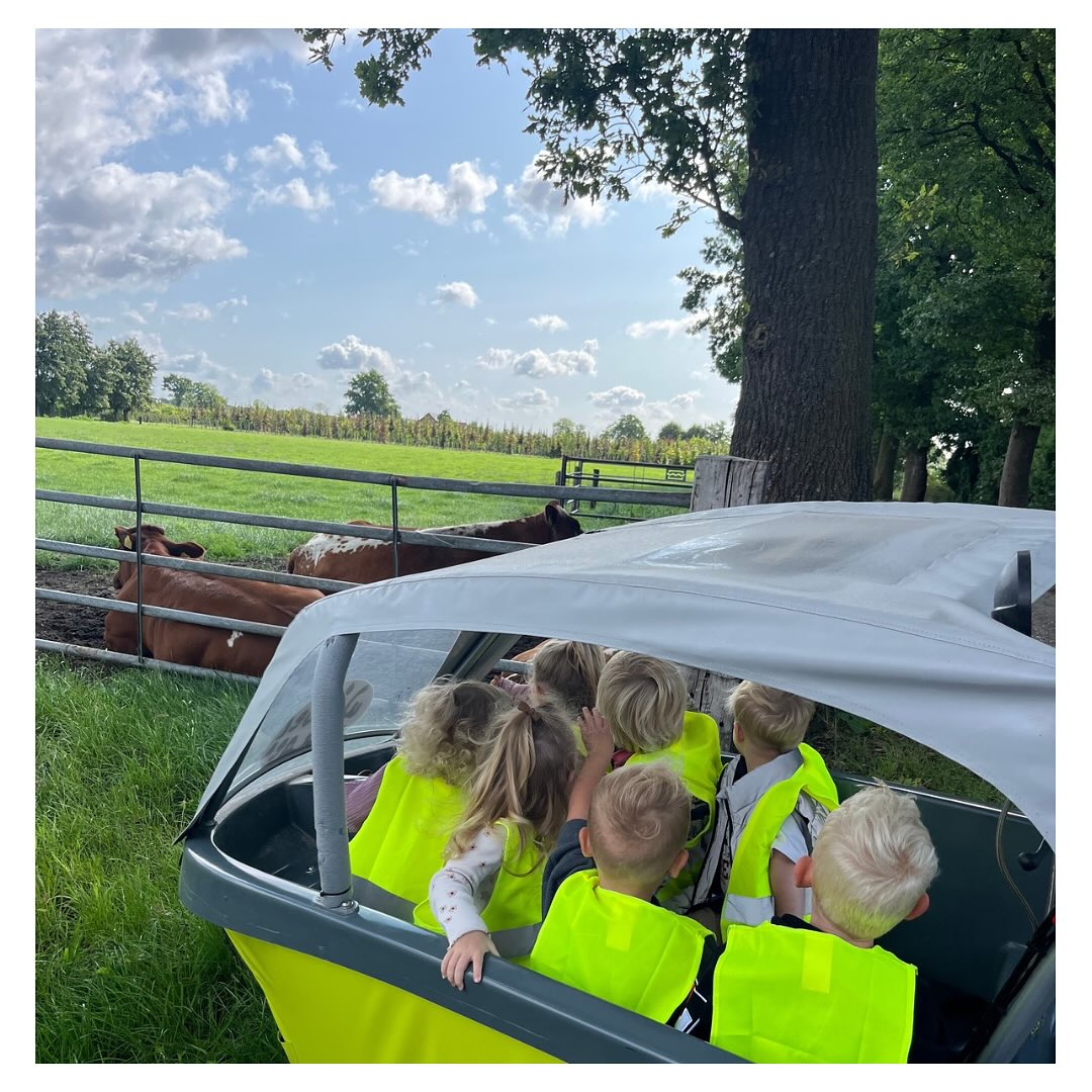 EDERVEEN - Hoera! Sinds een weekje hebben we 2 elektrische fietsen en kunnen we er lekker op uit met de peutergroepen. 🚲 We hebben er elke dag al een rondje mee gefietst. Wat is dit genieten! ☀️🐄🌾🦙🚜🌳