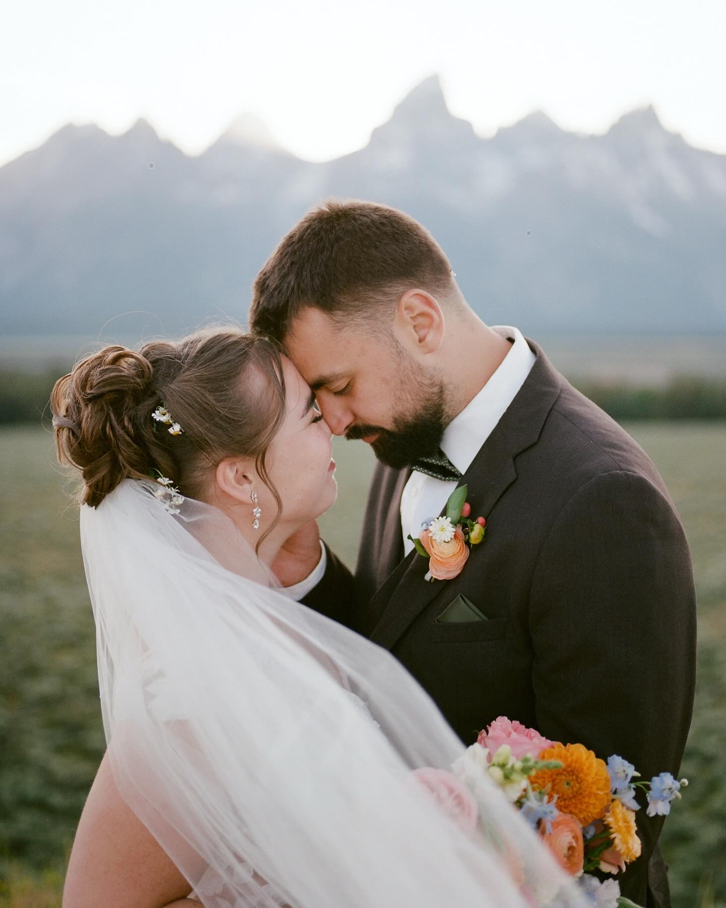 Jack + Lauren 🩵✨
Film highlights from two days celebrating these two among the Tetons. We started off with some one-on-one time exploring the park before celebrating with their loved ones at Colter Bay. It was full of love, laughter and intentional moments
Thank you for choosing me to document these moments 🙏🏼