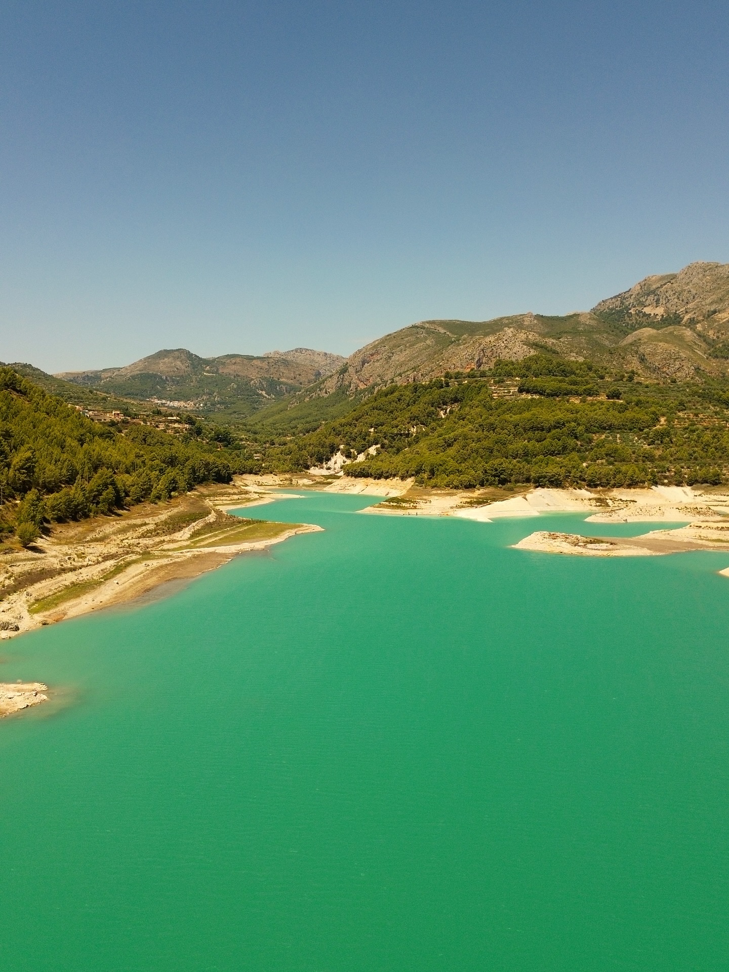 Il suffit de monter pour admirer, comme pour ton projet!!!
Va voir la bio. ➡️
#drone #vol #lac #nature