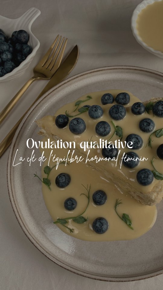 La dysovulation est au centre de nombreuses problématiques féminines : SOPK, syndrome prémenstruel, endométriose, règles abondantes, difficultés à avoir un bébé...
Un cycle régulier n'est pas automatiquement synonyme d'ovulation qualitative.
Le corps peut réussir à enclencher l'ovulation, mais celle-ci peut être de mauvaise qualité, et donner lieu à une faible production de progestérone...
Souvent, on remarque cette dysovulation car le corps jaune s'atrophie rapidement, ce qui donne lieu à des spottings et/ou à une courte phase lutéale (< 11j).
D'autres fois, ce sera plus subtile, et ce seront les signes cliniques qui nous mettront la puce à l'oreille (peu d'évolution de la glaire cervicale, syndrome prémenstruel, mastodynies etc).
Une ovulation, ça se prépare et ça s'optimise, même si vous n'avez pas pour objectif de concevoir !
Sans une ovulation qualitative, l'équilibre hormonal est compromis.
Sans une ovulation qualitative, la prolactine, les œstrogènes, et les androgènes ne sont pas contrebalancés par un niveau suffisant de progestérone.
Sans une ovulation qualitative, on ne bénéficie pas des effets calmants de la progestérone, ce qui peut faire flamber le cortisol...
Je réponds à vos questions en commentaires 🤍