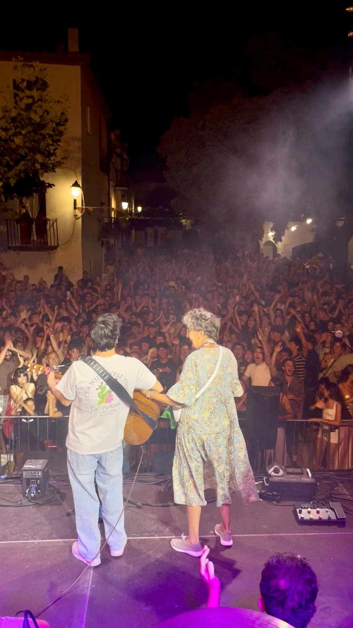 Visca les Ă vies i els avis sempre!â€ïžâđ©čđ„č Des del primer any que vam anar a tocar a Selva de Mar que la M'Teresa ve amb les seves filles i nĂ©tes. I que bonic retrobar-nos any rere any!đ
que duri per molts anys! GrĂ cies, visca les festes majors!đ
#festamajor #selvademar #2025