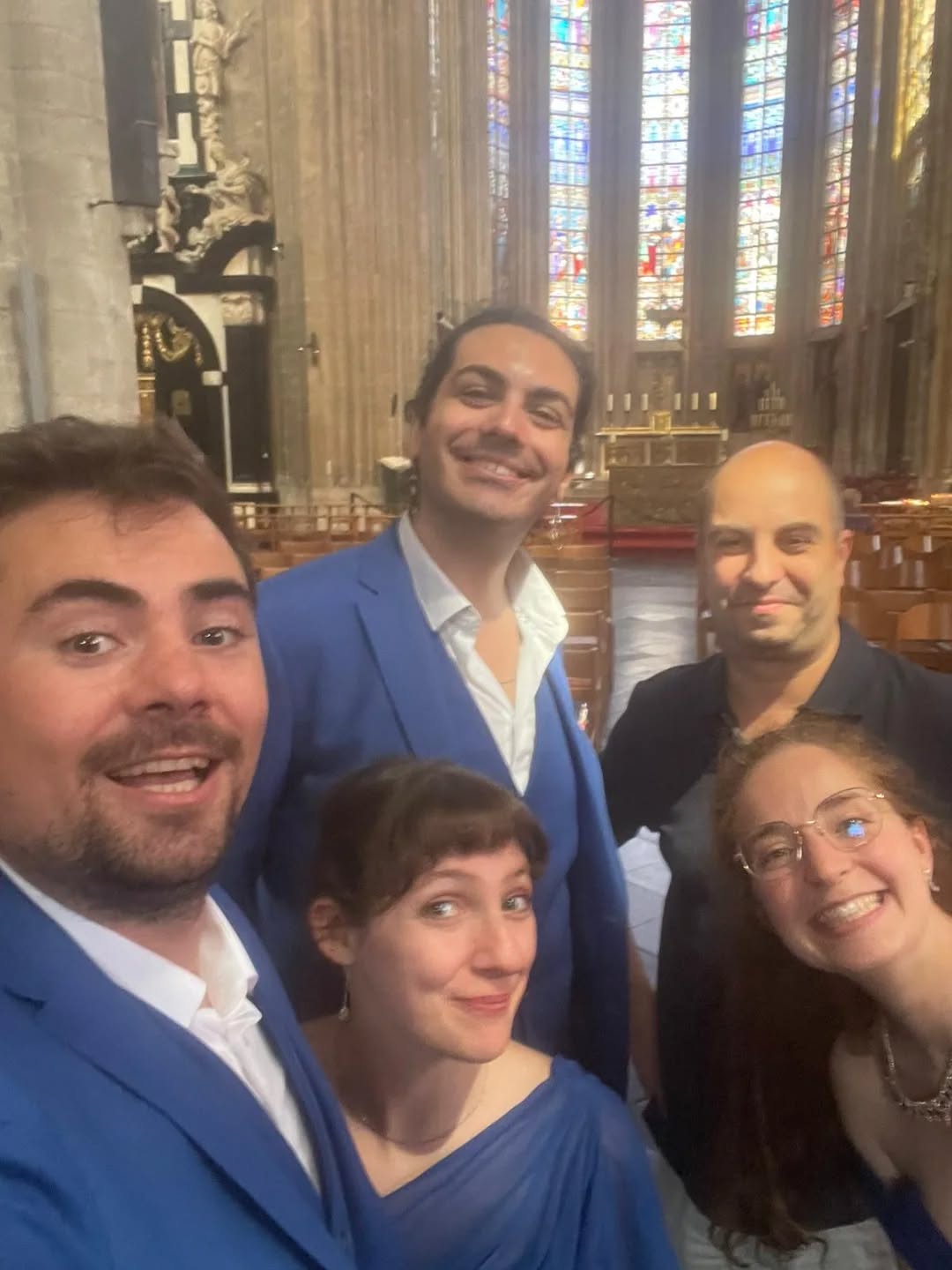 ⬇️Nederlands beneden 😊🇧🇪❤️⬇️
✨ Quelle joie d’avoir chanté aujourd’hui dans le cadre magique de l’église du Sablon pour le Festival Midi Minimes @midisminimes !
Un immense merci à Bernard Mouton pour son accueil chaleureux (et la photo du jour 📸).
Demain, on continue l’aventure à Leuven, dans la magnifique Predikherenkerk ! 🎶
Toujours les 4 sens, toujours la musique, toujours le sourire 💙
#FestivalMidiMinimes #4Sens #Musique #Concert #Leuven #Predikherenkerk #LiveMusic #ToujoursLes4Sens
✨ Wat een plezier om vandaag te zingen in het magische decor van de Zavelkerk voor het Festival Midi Minimes!
Een enorme dank aan Bernard Mouton voor het warme onthaal (en de foto van de dag 📸).
Morgen zetten we het avontuur voort in Leuven, in de prachtige Predikherenkerk! 🎶
Altijd de 4 sens, altijd muziek, altijd een glimlach 💙
#FestivalMidiMinimes #4Zintuigen #Muziek #Concert #Leuven #Predikherenkerk #LiveMusic #Altijd4Zintuigen