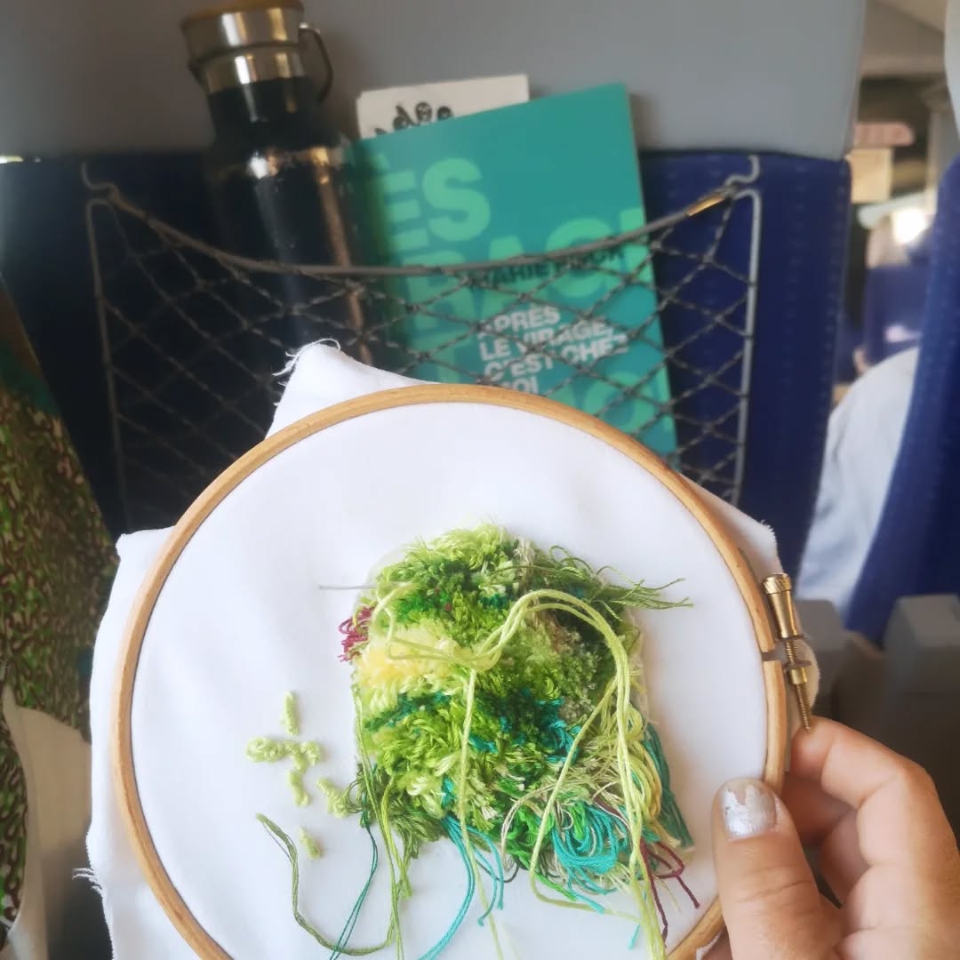 On avance, on avance... Mais Il est temps de faire une pause (mais bon j'emporte quand même ma petite mousse spéciale petite sacoche et quelques toutes petites scraps).
Un indice de la direction du tgv ? Swip 😊
A Bientôt (ce qui serait vraiment bien ce serait de réussir à lâcher ce téléphone oh mais ohhh 😇)
#chancedepartirenvacances
#ateliermobile
#train
#velo #voyagerautrement #voyagerresponsable