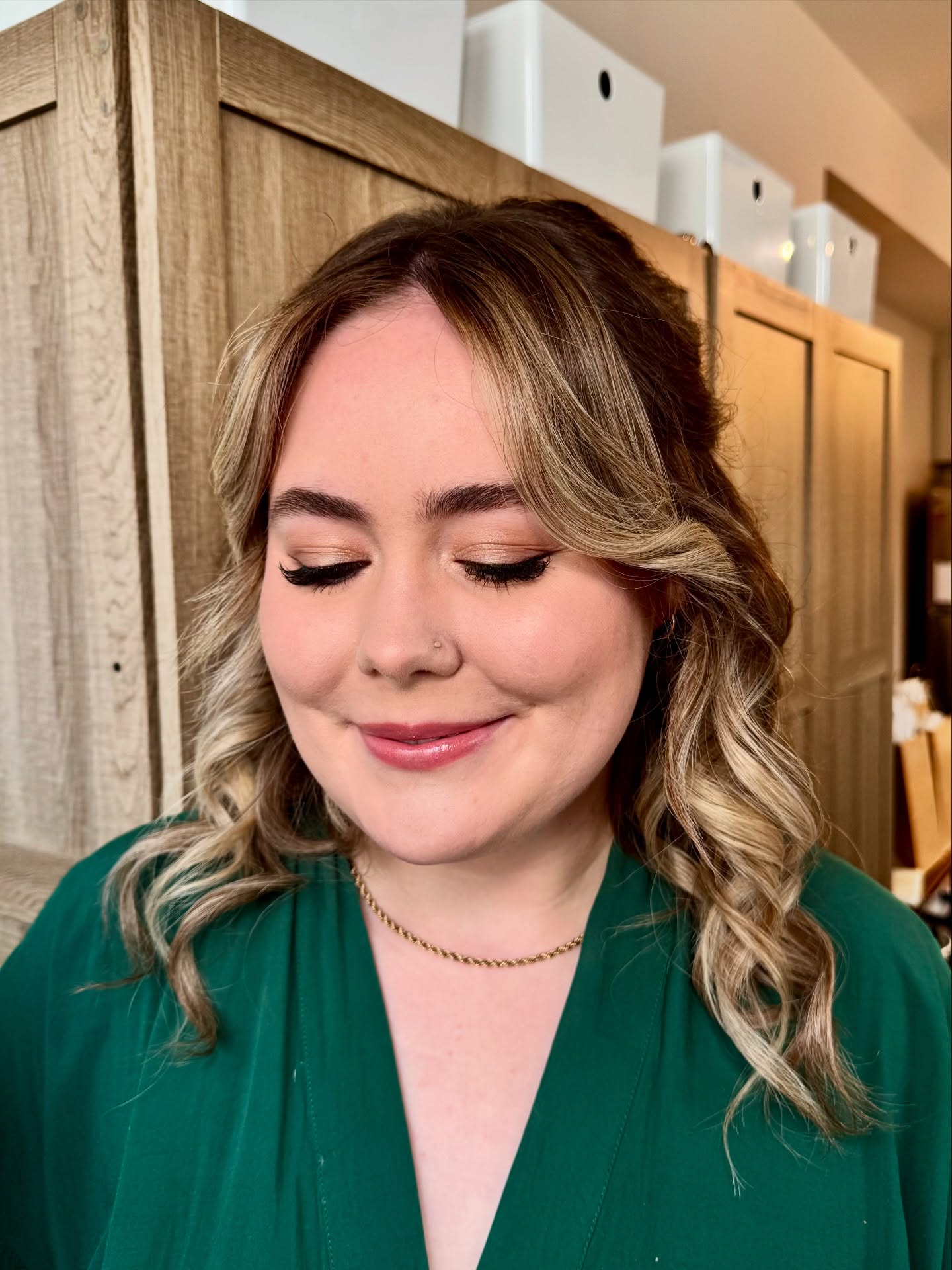 Bridesmaid makeup is all about balance. The goal is keeping everyone looking cohesive without making them look like clones. I love tying the group together with one shared detail (like a lip tone or blush family) while customizing the rest so each person’s style and personality shines through. ✨
A wedding morning schedule is key for a stress-free day. When everyone knows exactly when they’re in the makeup chair, it keeps the morning calm, avoids last-minute rushing, and leaves more time for mimosas and laughter. 🥂
The result? A bridal party that feels confident, looks polished, and still feels completely like themselves from first look to last dance! 💃
#ottawamakeupartist #bridalmakeup #bridalmakeupartist #bridesmaidmakeup #ottawamakeup #weddingmakeup #makeupartist