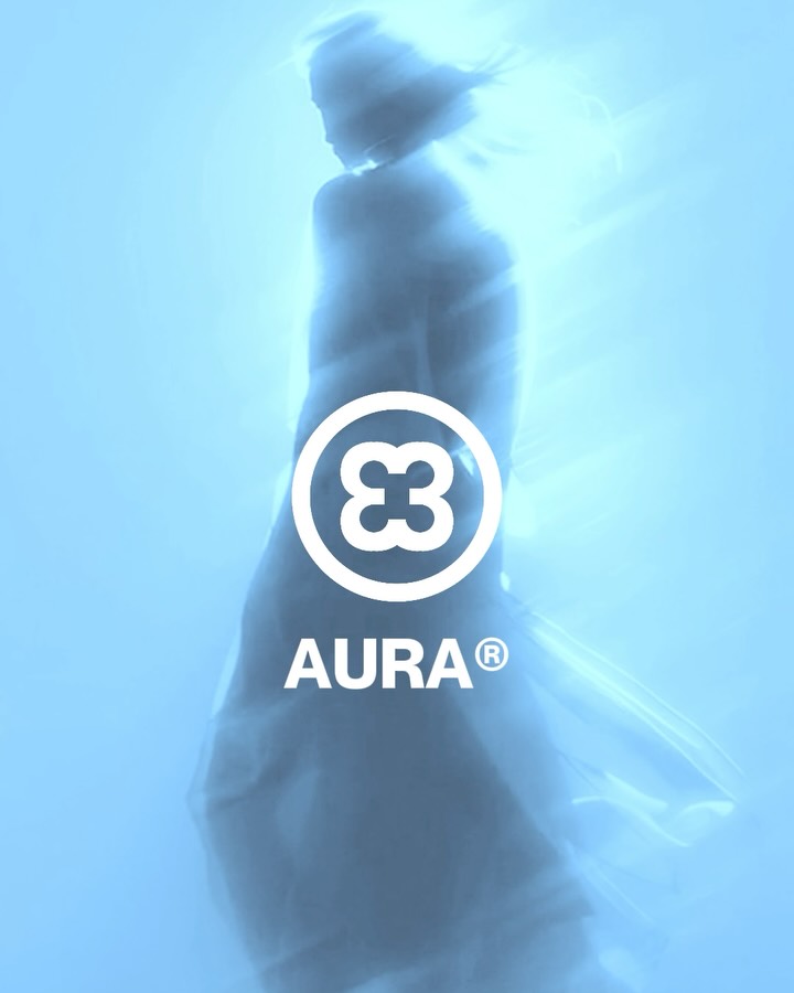 AURA®
Vous ne voyez pas Aura.
Vous voyez votre Aura.
Renvoyant à chaque fois quelque chose de différent, certains voient du bleu, d'autres de l'argent, certains disent qu'il brille...
C'est ça le truc. Il ne change pas de couleur, il change avec vous.
Maintenant sur vinylacy.com
#PressedByVinylacy