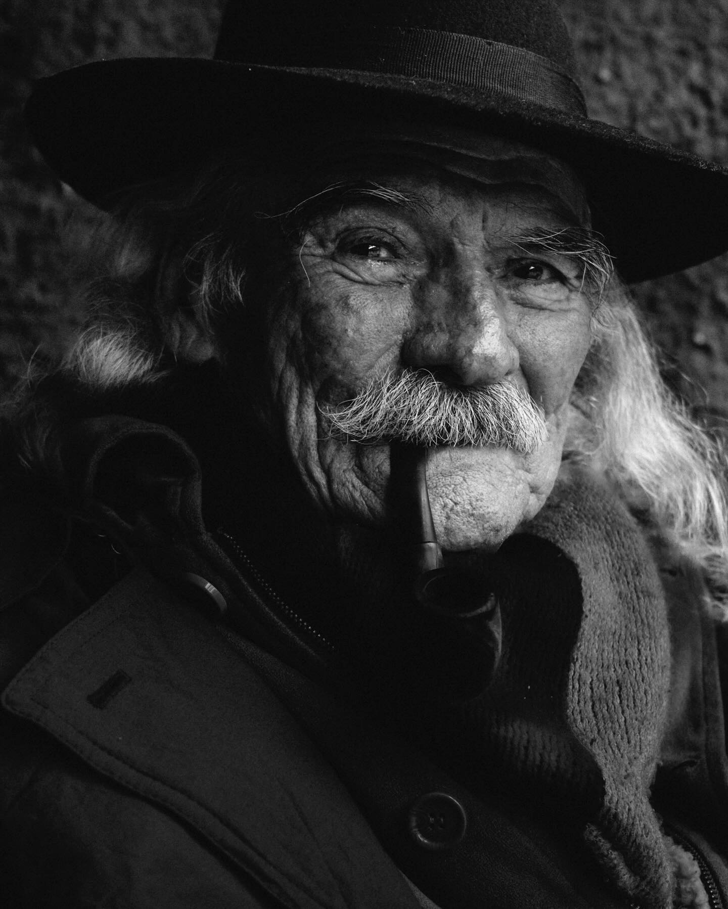 Grande Carlos, que onda que tiene este caballero clásico de Franklin. Realmente un honor fotografiarlo. El video, como siempre, en mi canal de YouTube @fujifilmx_cl_oficial @tripodes.cl #retratos @barrio_franklin