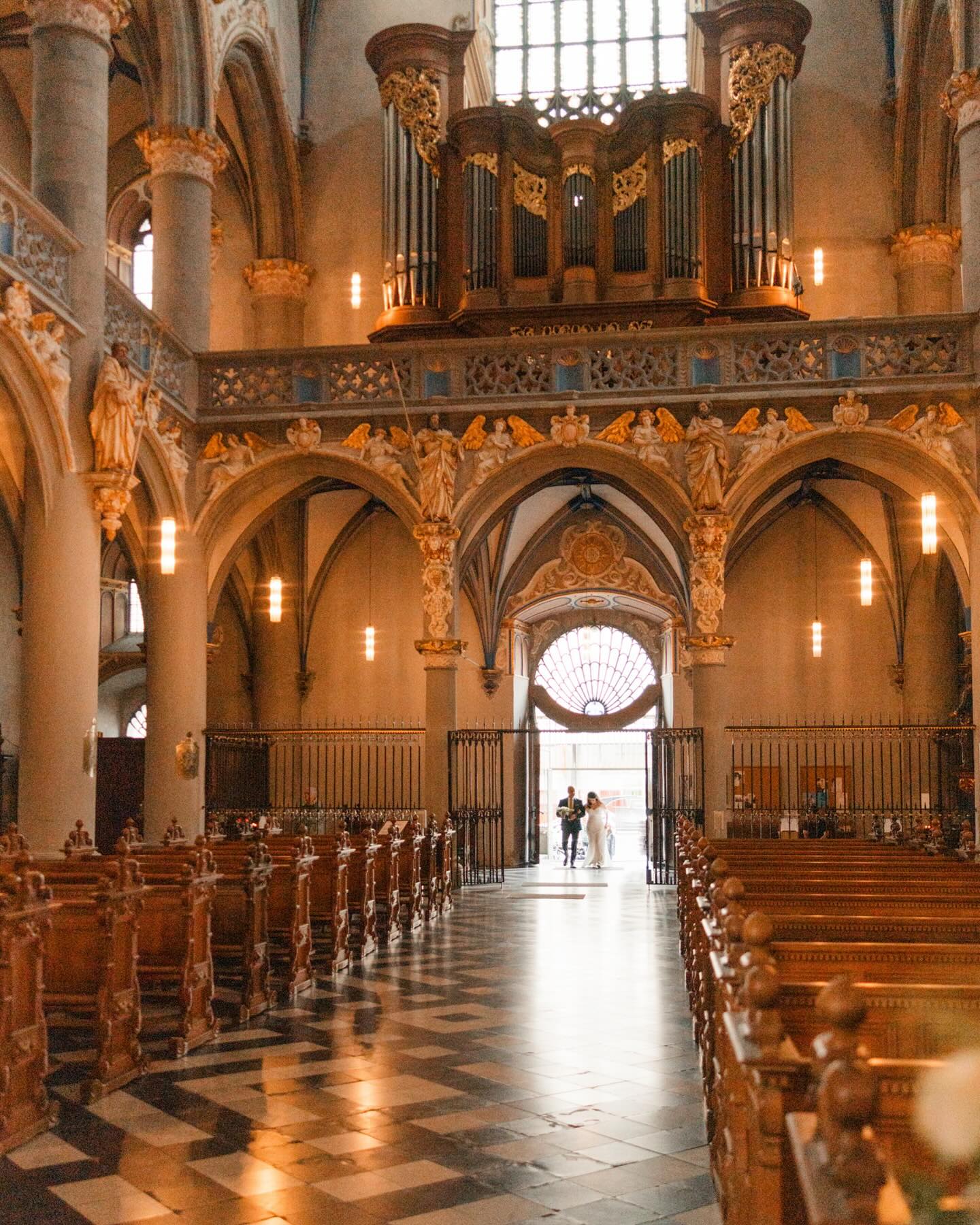 Manchmal passt einfach alles – und genau so war es bei dieser traumhaften Hochzeit mitten im Herzen von Köln.
Die Trauung fand in der wunderschönen Kirche St. Maria Himmelfahrt statt – ein echtes architektonisches Juwel, direkt in der Nähe des Doms. Die hohe, lichtdurchflutete Decke, die besondere Stille und der feierliche Rahmen haben diesen Moment so tief und emotional gemacht. Ich hatte Gänsehaut hinter der Kamera.
Nach der bewegenden Zeremonie ging’s im stilvollen Oldtimer für das Paarshooting erst in den Friedenspark – mitten im Grünen, mit versteckten Wegen, Mauern und alten Bäumen. Eine kleine Oase, perfekt für ganz natürliche und innige Momente. Anschließend machten wir einen Spaziergang in den modernen, urbanen Rheinauhafen mit seiner beeindruckenden Architektur.
Gefeiert wurde in der stilvollen Bel Etage des Schokoladenmuseums – mit Blick auf den Rhein.
Danke, dass ich Euren großen Tag begleiten durfte. Ich freue mich sehr, hier ein paar Impressionen zeigen zu dürfen.
#HochzeitKöln #StMariaHimmelfahrtKöln #Rheinauhafen #Friedenspark #SchokoladenmuseumKöln #BelEtage #Hochzeitsfotografin #KölnHochzeit #LiebeInBildern #EchteMomente #Hochzeitsreportage #hochzeitsfotografköln