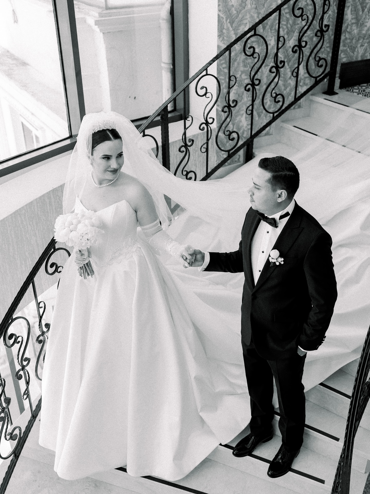 Our radiant bride @ezgcobanoglu steps into her fairytale, may love and joy light every step of your journey. 💕👰♀️
#novabellabride #weddingdress #couture #handmade #realbride #novabella