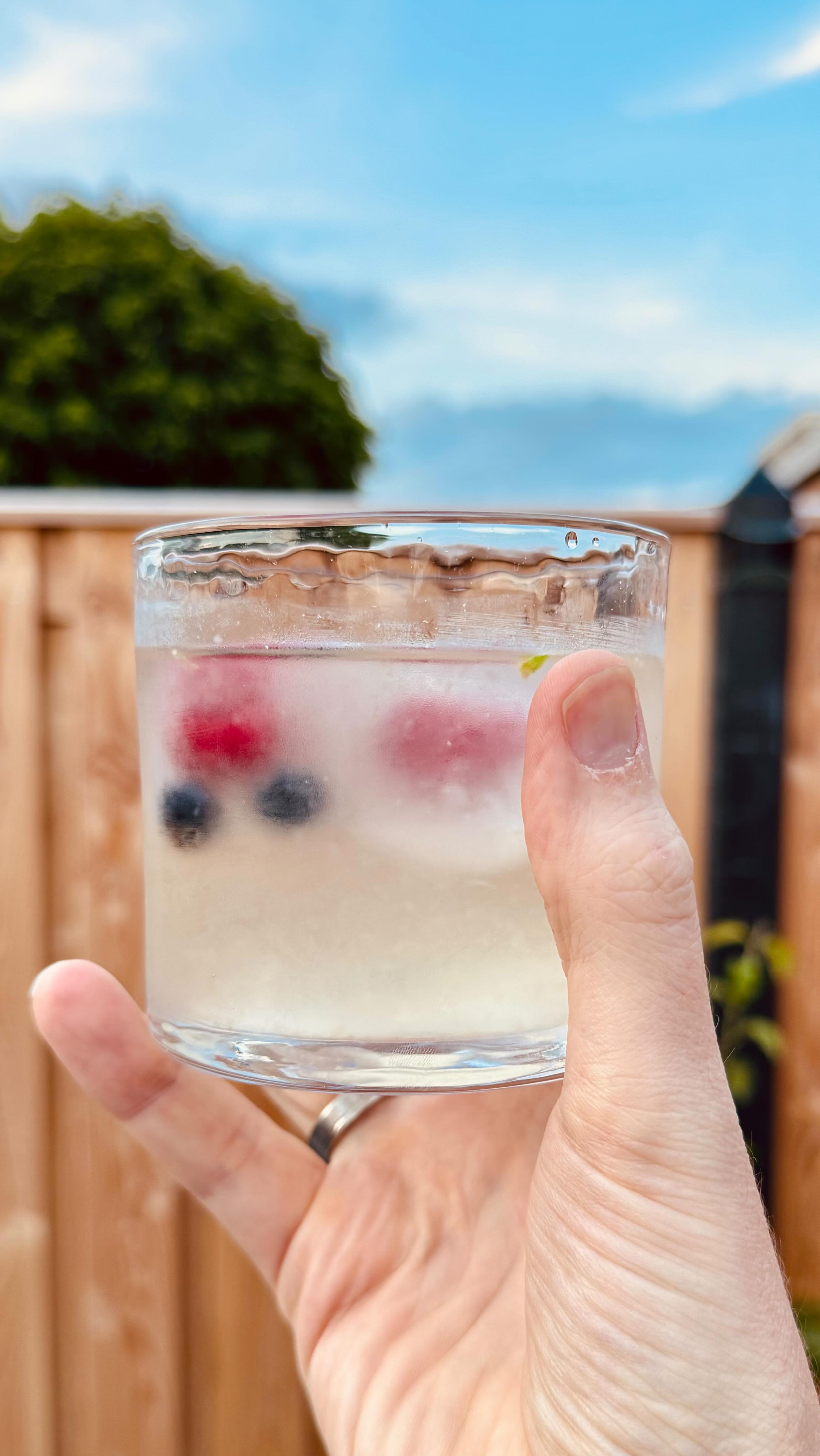 🥂 Zin in een zomerse twist?
Maak eens een sangría blanca met deze frisse Undurraga Sauvignon Blanc Bio! 🌿
Deze biologische Chileense wijn zit vol citrus en groene appel, en is perfect om mee te mixen.
🍇 Ingrediënten + recept? Scroll naar beneden!
Laat je inspireren, shake it up, en deel jouw zomercreatie met ons!
👉 #sangriablanca #undurraga #zomerincocktailvorm #wijncocktail #sauvignonblanc #biowijn #zomertip #winehack #salud
INGREDIËNTEN
300 ml Undurraga Sauvignon Blanc Bio
500 ml bruiswater
1 groene appel
1 sinaasappel
50 gr verse frambozen
5 takjes munt
2 limoenen
ijsblokjes
grote kan
BEREIDING
Meng de wijn met het bruiswater
Snijd de appel in partjes
Snijd de sinaasappel in plakjes
Voeg het fruit, limoensap en munt toe
Laat een uurtje trekken
Schenk de sangria uit en voeg de ijsblokjes toe