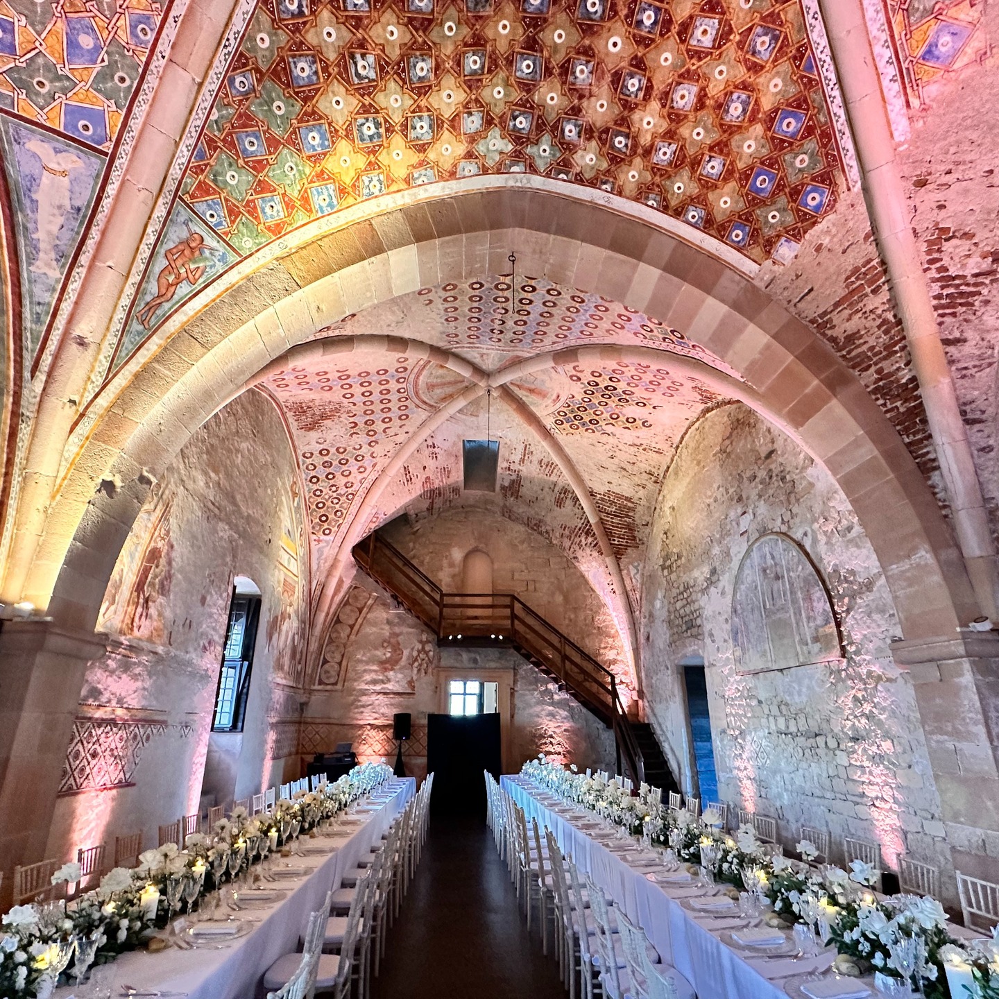.
When the lights come on, the magic deepens ✨
Architectural lighting illuminated the arches and highlighted the stunning frescoes of this historic hall 🏛️🎨
A romantic dinner setting transformed into a masterpiece of elegance and charm 🤍🕯️
Thanks to:
Lights and Sound Equipment @weddingparty_dj_matrimonio
Catering: @tamilano.catering
Flowers: @lavieenrosearona
Rentals: @luxury_noleggio
#ArchitecturalLighting #WeddingReceptionMagic #HistoricVenue #WeddingDinnerGoals #LuxuryWeddingItaly #LakeMaggioreWeddings #ElegantAtmosphere #WeddingPlannerItaly #RomanticLighting #WeddingDecorInspiration