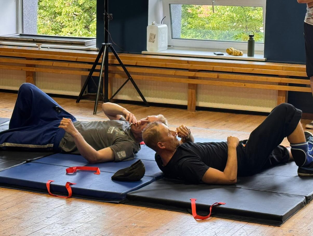 In the aftermath of Nordic Stage Fight Society’s Summer Workshop 2025, we want to give a shoutout to our own Dramatic Combat Finland’s Team behind the teaching and organisational side of the camp. ✨📣
This year our both of our workshops headmasters came from Finland, Oula Kitti and Iiro Heikkilä, who led the group with a professional and joyful touch! Oula and Iiro are Dramatic Combat Finland’s talented and well-experienced teachers who work seamlessly together as a pair.
To furthermore guide the students through their journey, we had all together 6 assistants from Finland joining the fun and games; Jess Jones-Gauslå, Markus Järvenpää, Henry Holopainen, Juuso-Matias Maijanen, Arvo Ärlig and Emil Lietzin Houlind, who also served our esteemed fighters as their armourer. ⚔️
Thank you both teachers and assistants for all your hard work and effort to make the workshop a knowledgeful, safe and a fun experience for everyone! Huzzaah!
📸1: @katrekaseleht
📸2-3: Philine Pointbe
📸4-6: @rosalittlepine
📸7: @jessjonesgausla
@nordicstagefight #nordicstagefightsociety #dramaticcombatfinland #dramaticcombat #stagecombat #stuntfight #summerworkshop #stagecombattraining