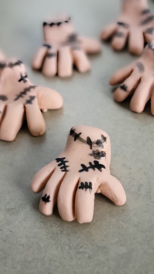 Ok, so who has Netflix and chill on their TO Do list with the new season of #wednesday out this week? 🙋♀️🙋♂️🙋 Have you watched already? Tell me what you think in the comments #nospoilers
#cakepops#cakepoplady #cakepopstagram#cakepopdecorating #party #desserttable #localbaker#palmharbor#safetyharbor#tarponsprings#dunedin#clearwater#tampa