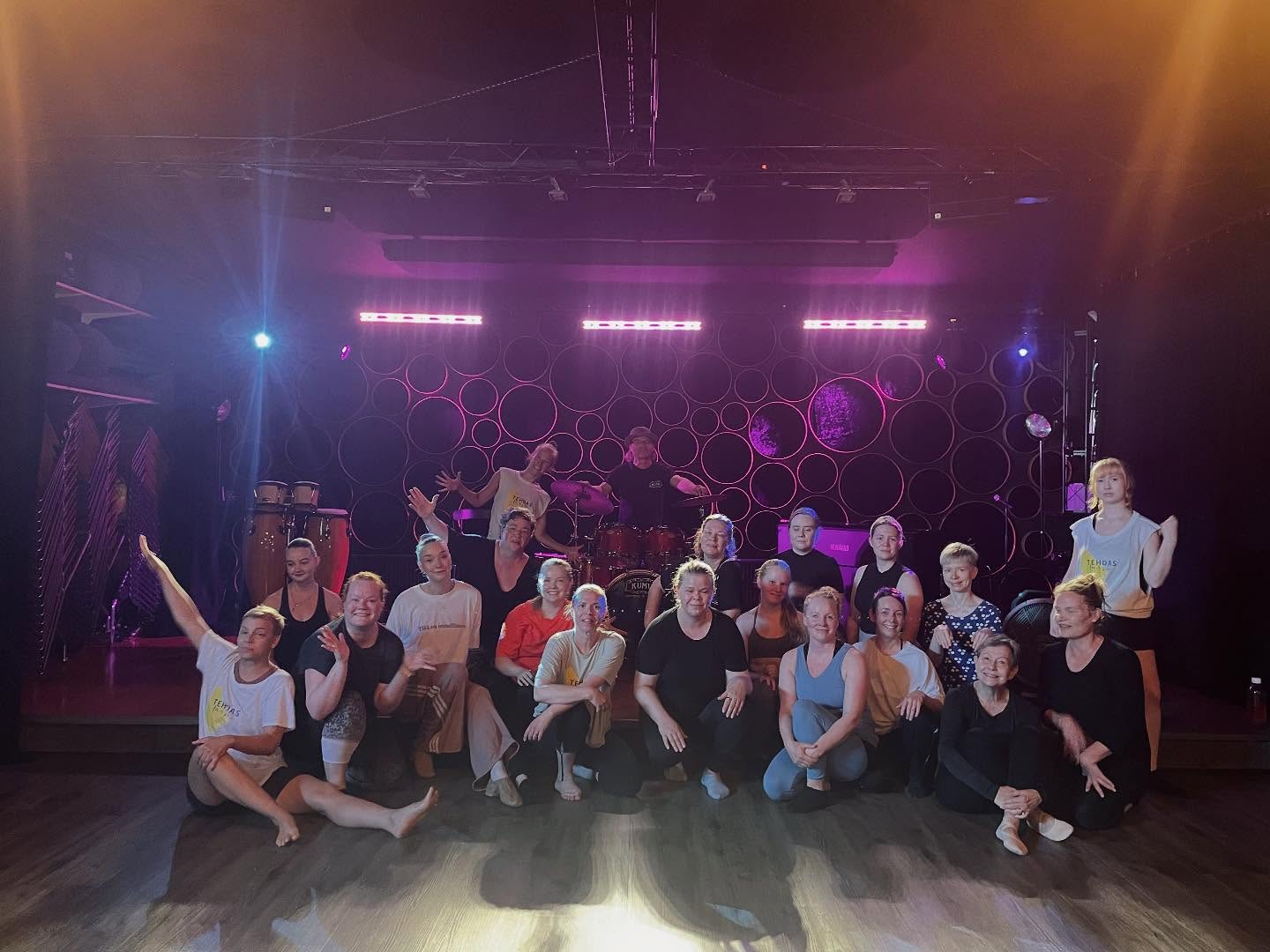 Kiitos Tanssimaraton -kurssin tanssijat & opettajat! @janikajuuulia @heidi_wasko @jemina.pekkonen @mimminordman Kiitos muusikko rumpumaestro @kumudrums
Ihanaa oli ja hikeä pukkas!
Kiitos myös @kumutalo laadukkaista tiloista sekä vierailijat avoimilla ovilla. 🫶🏻
Festareissa seuraavaksi:
Paikan tuntu -kävelyteos, Silent Dance, Livemusajamit & Paikallisen tanssitaiteen ilta. Tervetuloa festareille! 💛
#tehdastanssii #tanssi #hämeenlinnankaupunki #visithämeenlinna #kumutalo