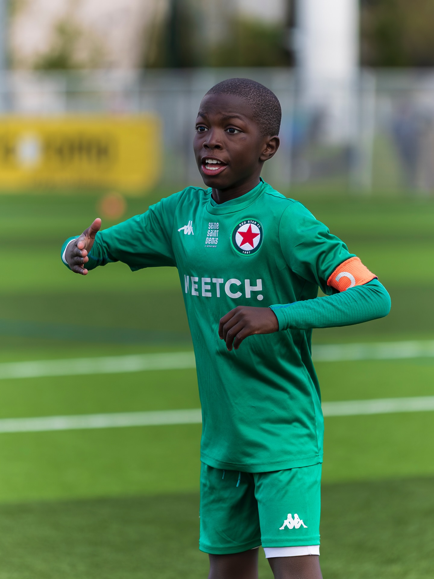 Un brassard, une voix.
Être capitaine, c’est aussi guider, encourager et montrer l’exemple à chaque instant.
Focus Sport Club.