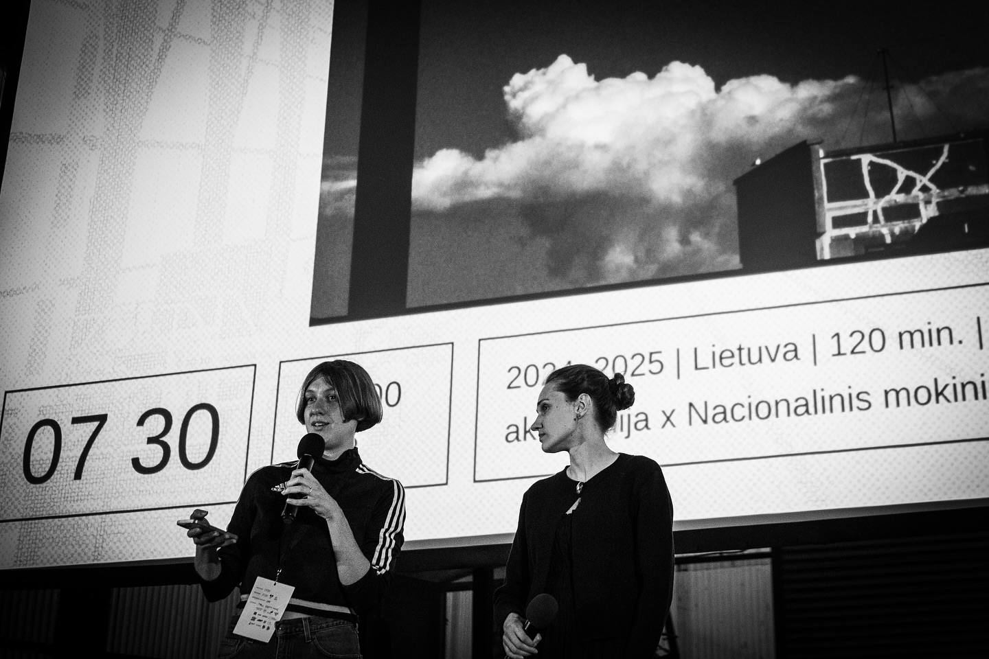 Liepos 30 d. @menoavilys renginių cikle 〰️ „Gilios upės tyliai plaukia“ 〰️, festivalis Aurora dauge su @skalvijoskinoakademija surengė festivalio filmų ir muzikinių klipų peržiūrą.
Į pilnutėlį Bėgių parko angarą susirinkę žiūrovai turėjo progą išvysti 11 festivalio Aurora konkursinių filmų ir 3 Skalvijos kino akademijos studentų muzikinius klipus, filmuotus vasaros stovyklos metu, ant 8 mm juostos. ✨🎞️
Prieš filmų peržiūrą, filmo „Degtukų dėžutė" režisierė Milda Baronaitė ir filmo „Kameleon" režisierė Aurora Degesytė pakalbėjo apie savo filmų kūrimo užkulisius.
Ačiū Meno Avilys už renginį, palaikymą ir galimybę dalintis jaunųjų kūrėjų darbais, ačiū Skalvijos kino akademija už nuoširdų bendradarbiavimą, o taip pat ačiū @sun365juices už renginio vaišes 🙏🩶
Nuotr. autorė: Alexandra Bondarev
#aurorafestivalis