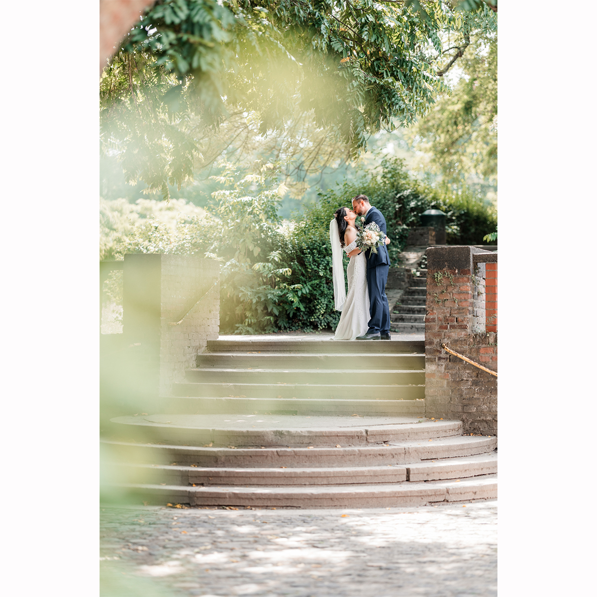 Dieses Foto ist im wunderschönen Friedenspark in Köln entstanden – und was soll ich sagen: Das Licht war einfach perfekt, obwohl wir in der Mittagszeit unterwegs waren. Wir hatten genügend Zeit, ganz ohne Hektik.
Der Friedenspark ist eine schöne Locations für Aufnahmen in Köln. Er liegt ganz in der Südstadt auf dem Gelände eines alten Forts und verbindet historische Mauern mit verwunschenen Wegen, alten Bäumen, kleinen Gärten und viel grünem Zauber. Dieser Ort hat so viel Charakter – mal verwildert, mal gepflegt, immer mit einem Hauch Romantik und ganz viel Ruhe mitten in der Stadt.
#Brautpaarshooting #FriedensparkKöln #HochzeitKöln #Hochzeitsfotografin #KölnSüdstadt #RomantischeFotos #Verlobungsshooting #Paarshooting #Kölnliebe #EchteMomente #HeiratenInKöln #hochzeitsfotografinköln #brautpaarshooting