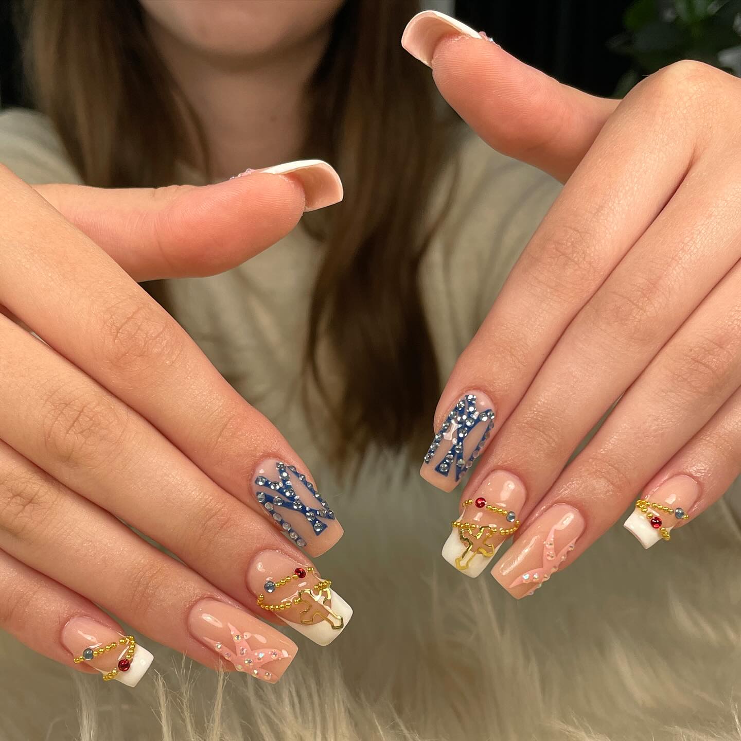 Kunstvolle Nägel mit Liebe zum Detail 💅
Bisschen Farbe, bisschen Gold, viel Liebe!
Einfach mal was anderes!
💌 Du willst auch so coole Nägel? Einfach melden!