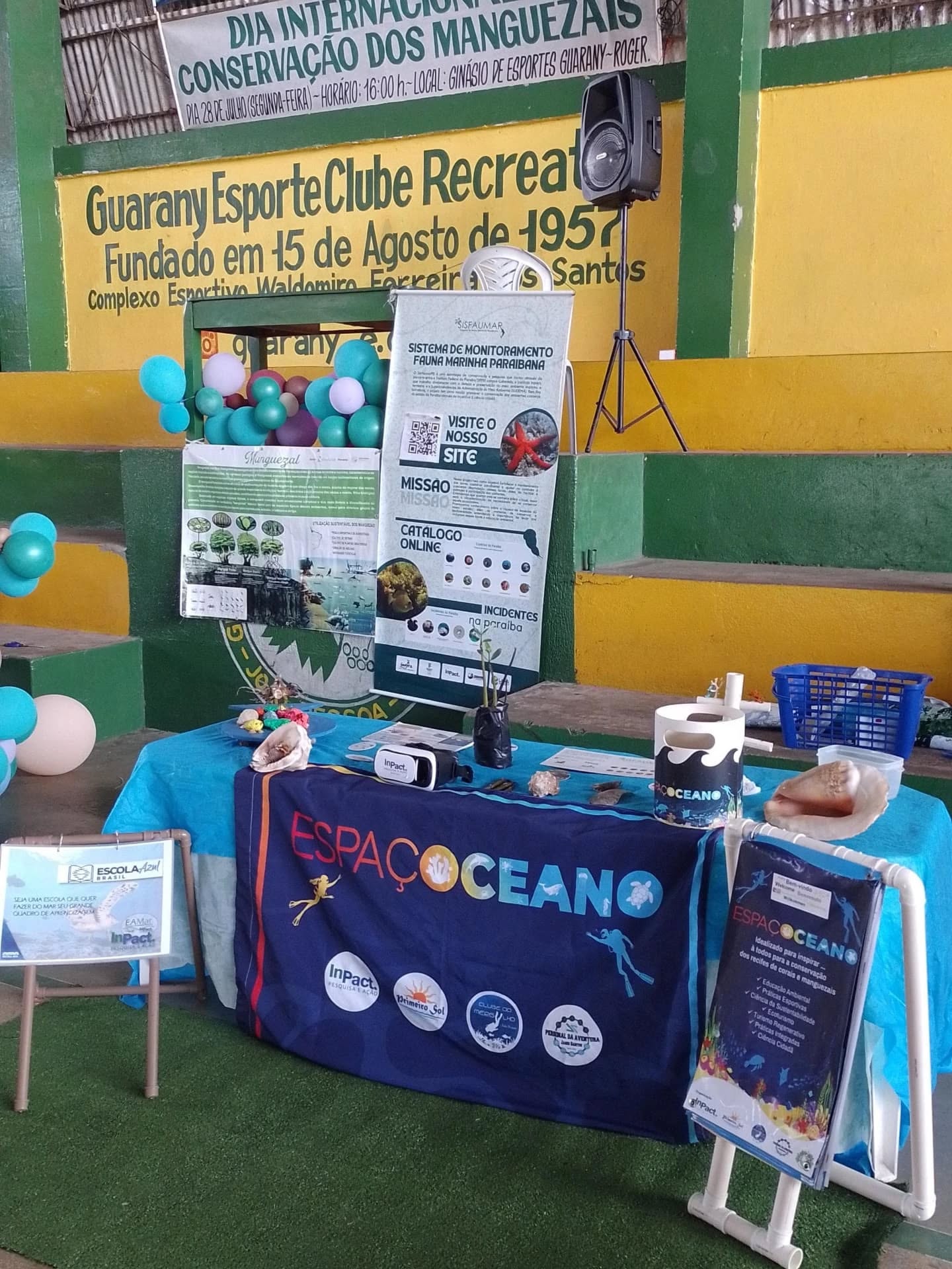 No dia 28 de julho, em alusão ao Dia Internacional de Conservação dos Manguezais, foi realizado um evento no Roger, que reuniu comunidade, autoridades, especialistas e instituições comprometidas com a defesa do meio ambiente.
Com uma programação voltada à educação e à cultura, o encontro teve como objetivo conscientizar a população sobre a relevância dos manguezais — ecossistemas essenciais para a biodiversidade, proteção da linha costeira e qualidade da água.
Na data, também foi realizada a oficina de Incidentes Ambientais do Sisfaumar-PB, que tem como objetivo conscientizar o público sobre os diferentes tipos de incidentes registrados nas praias paraibanas, como o aparecimento do peixe-leão, o acúmulo de lixo marinho, entre outros. Dessa forma, a oficina une educação ambiental e tecnologia de maneira leve, interativa e didática, promovendo o engajamento com a plataforma e incentivando a percepção crítica sobre os problemas costeiros.
Agradecemos aos parceiros: @amandavirginiaalbuquerque, @sisfaumarpb , o Horto Municipal de Cabedelo, a Equipe de Trabalho Técnico Social do Parque Socioambiental do Roger e a 3A Engenharia.