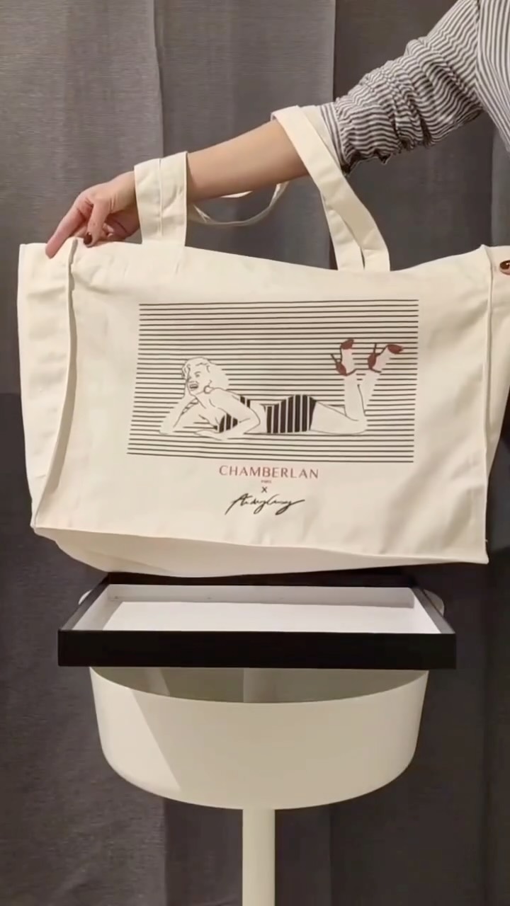 ✨ Mon projet Stripe a pris une nouvelle dimension avec un projet d’exposition en collaboration avec la marque @Chamberlan_Paris
Et pour marquer le coup, on a décidé d’aller plus loin : créer un Stripe qui sera inscrits sur le tote bag officiel de la maison en lien avec l’expo à venir 😍 et même réaliser les boites de chaussures avec ce même visuels !
Chamberlan souhaitait une figure féminine façon Pin-up, et après quelques tests leur choix s’est porté sur Marilyn !
Ce tote bag en série limitée initialement dédié au transport de vos achats chaussures en boutique se transforme en sac de ville ou de plage pour un upcycling avec style ❤️👠
#Exposition #Concept #Stripes #DreyStripes #MarylinMonroe #Pinup #ToteBag #UpCycling #ArtWork #Paris