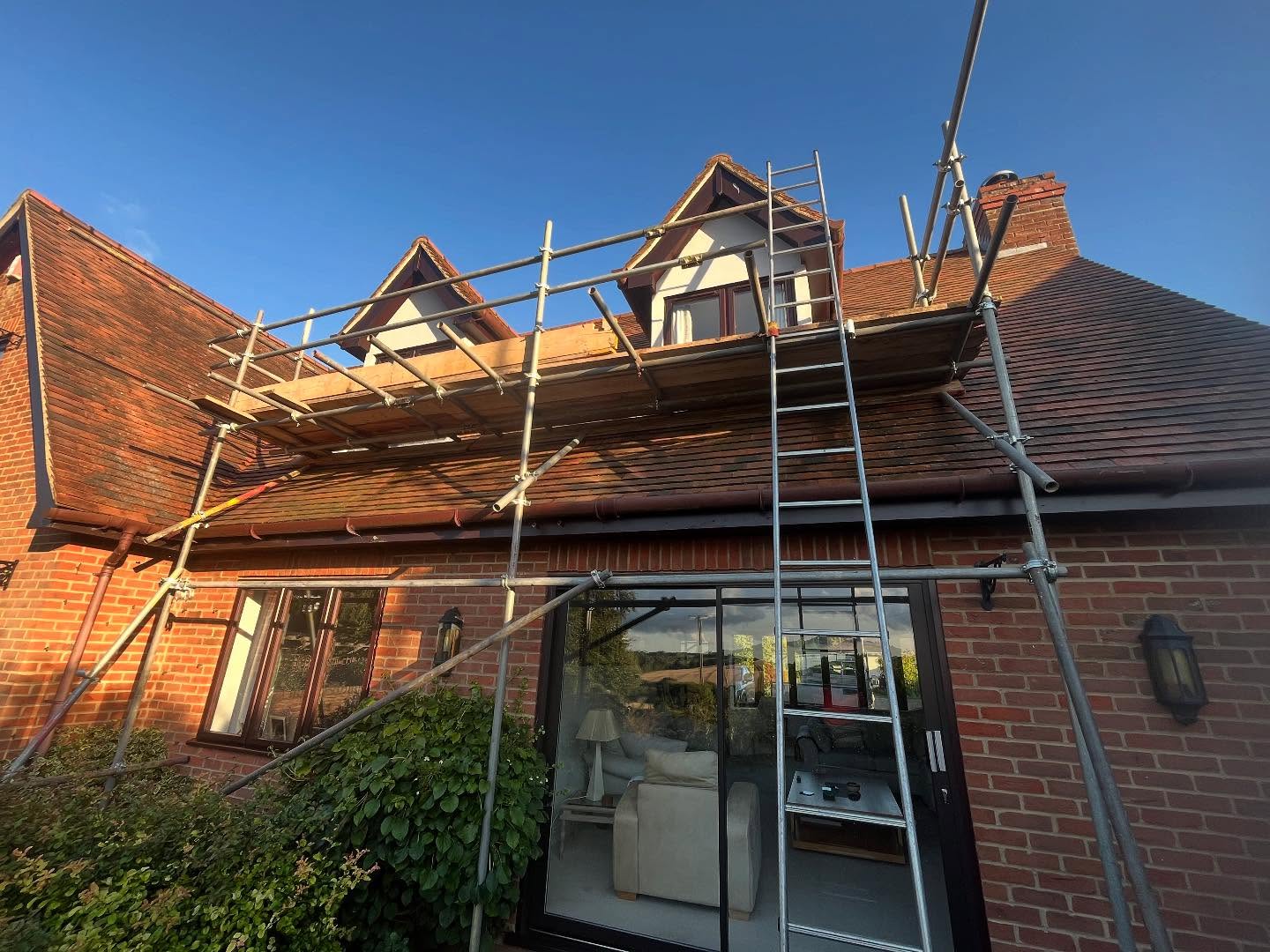 ⭐️The team were back on our hadleigh project to take down the front and erect this 6m section on the rear of the property for additional dormer repairs and redecorating⭐️