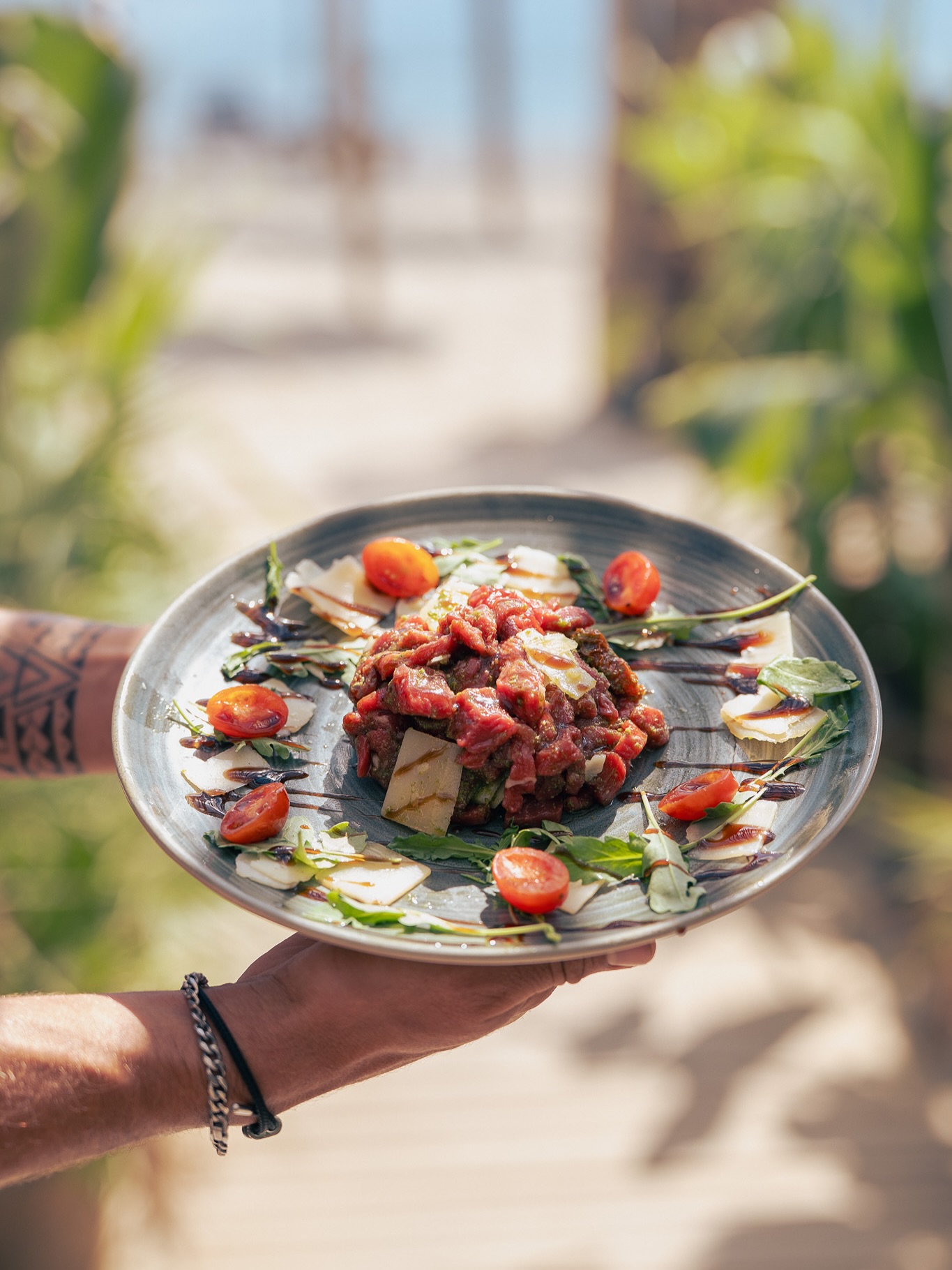 Le tartare qui sent bon l’Italie.
Bœuf coupé au couteau, pesto, tomates confites, copeaux de parmesan…
C’est frais, c’est savoureux, c’est beau — et c’est servi les pieds dans le sable.
Nbc, Canet
Dispo dès maintenant à la carte.
#NaudoBeachClub #TartareItalien #ViandeFraîche #VueMer #CanetPlage #SummerLunch #NaudoStyle