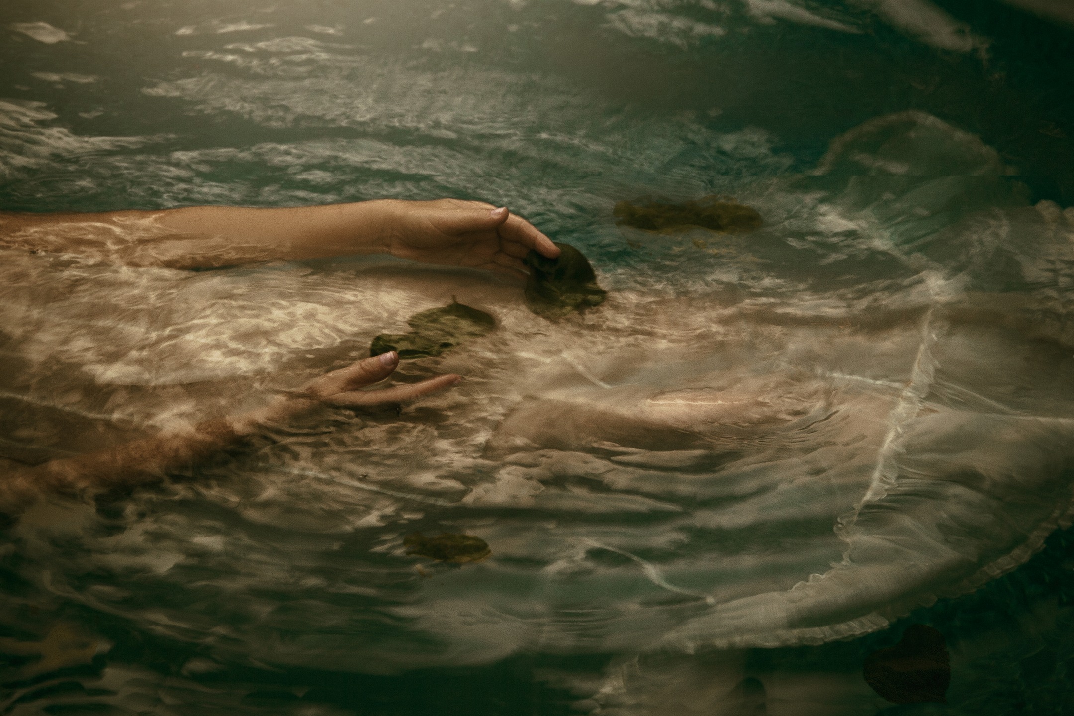 Today’s @photovogue art call is “Water,” one of my favorite themes.
I chose “Letting Go”, a quiet surrender caught beneath the surface.
Hands releasing leaves into the current, the motion pulling everything forward and away. It’s the stillness before the shift, the moment the weight leaves your body and the water carries what you can’t hold anymore.
#PVMondayWater #photovogue #fineartphotography #conceptualportrait #underwaterphotography #artphotography #tammyswarek