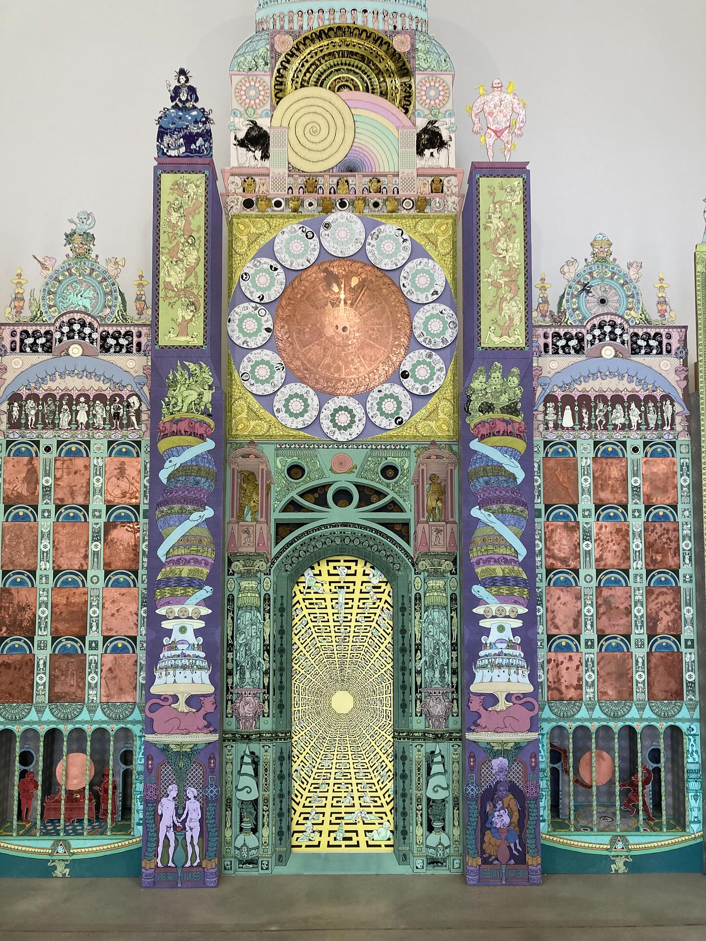 Robert Powell exhibition ‘Hall of Hours’ at Edinburgh Printmakers. A fascinating, incredibly detailed show, another definite one to visit in Edinburgh. Certainly spoilt today with Goldsworthy and the Edinburgh Fringe, pop ups all over.. magicians, balancing acts, jugglers. The trains were on time and the sun shone.#edinburgh#edinburghprintmakers