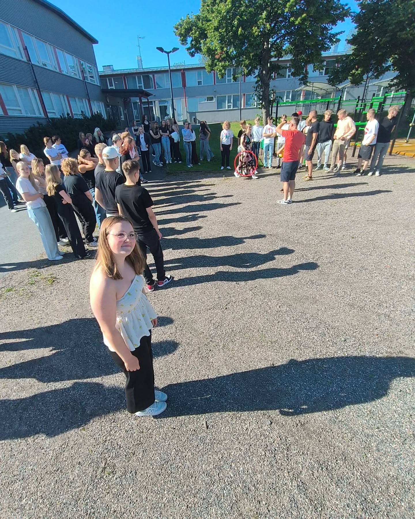 Kesä on lomailtu ja on aika toivottaa uudet ja vanhat oppilaat tervetulleiksi lukioon🌞 Paluu koulumaailmaan tapahtui kevyissä merkeissä kisaillen🏁 Tällä kertaa voittajiksi selviytyi Tuomaksen luokka 23A🥳