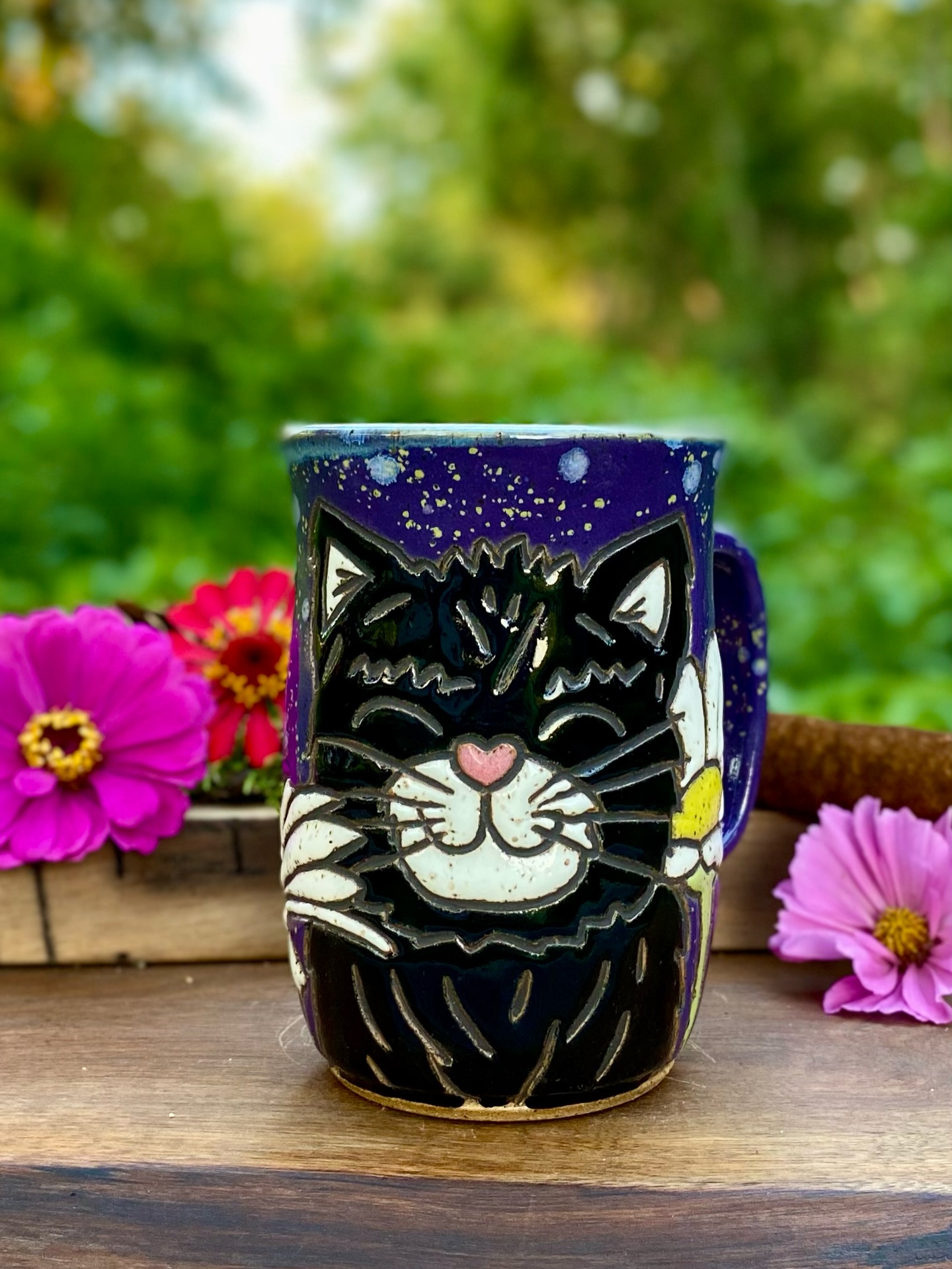 Cat mugs! 1. Black cat in daisies. 2. Ginger cat in roses. 3. Tabby cat in cosmos 4. Ginger cat with mushroom house. Which one is your favorite? I especially love the cat in daisies but I’m also very happy with how the roses and cosmos turned out!
And Nora helped me with my props and had the creative idea of adding a cattail in the background! 🤎🤎
#handmadepotterymugs #potterymugs #catmugs #catmugsofinstagram #madeinwv #appalachianpotter #appalachianart #appalachianartisans #pottery