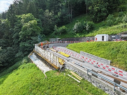 Iniziati i lavori di risanamento e allargamento del tornante della strada cantonale Airolo – Nante.
Intervento basato sulla idrodemolizione del cordolo esistente e ricostruzione con adeguamento del tracciato atto a migliorare la viabilità.
#studiogendotti #studiogendottisa #airolo #ingegneriacivile #ingegneria #strade #risanamenti