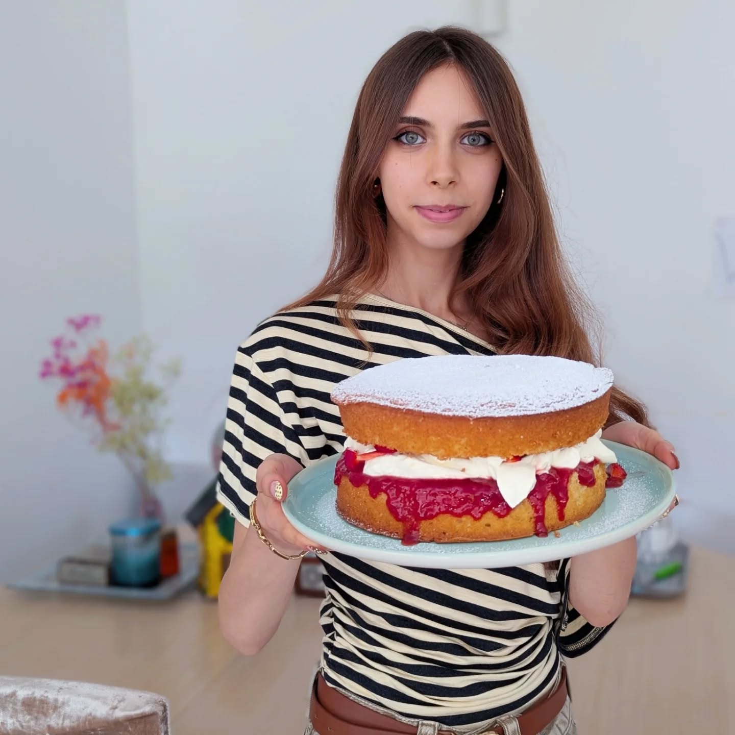 Simple summer baking ✨ Classic Victoria Sponge, with homemade strawberry jam & Chantilly cream. Featuring the birthday girl to be, my lovely niece Ellie 🤗💝