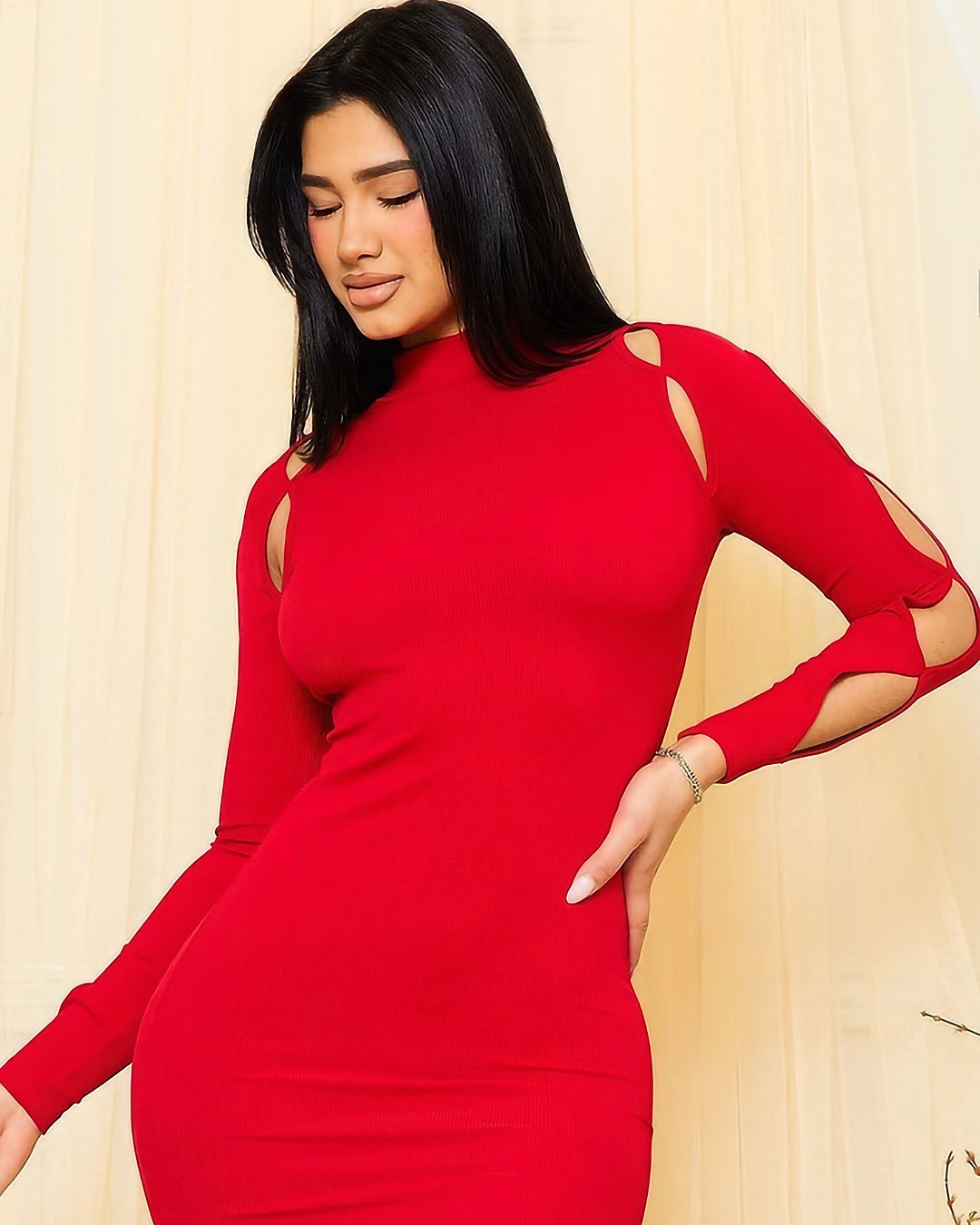 She’s not your average little dress 😍🔥 Our Cutout Around Shoulder Mini Dress is serving bold, flirty, and unforgettable vibes all night long! Tag your girls who would slay in this 👗✨
#PlushyPlushie #DateNightReady #MiniDressGoals #womensfashion #reddress #plushybaddie #ootd