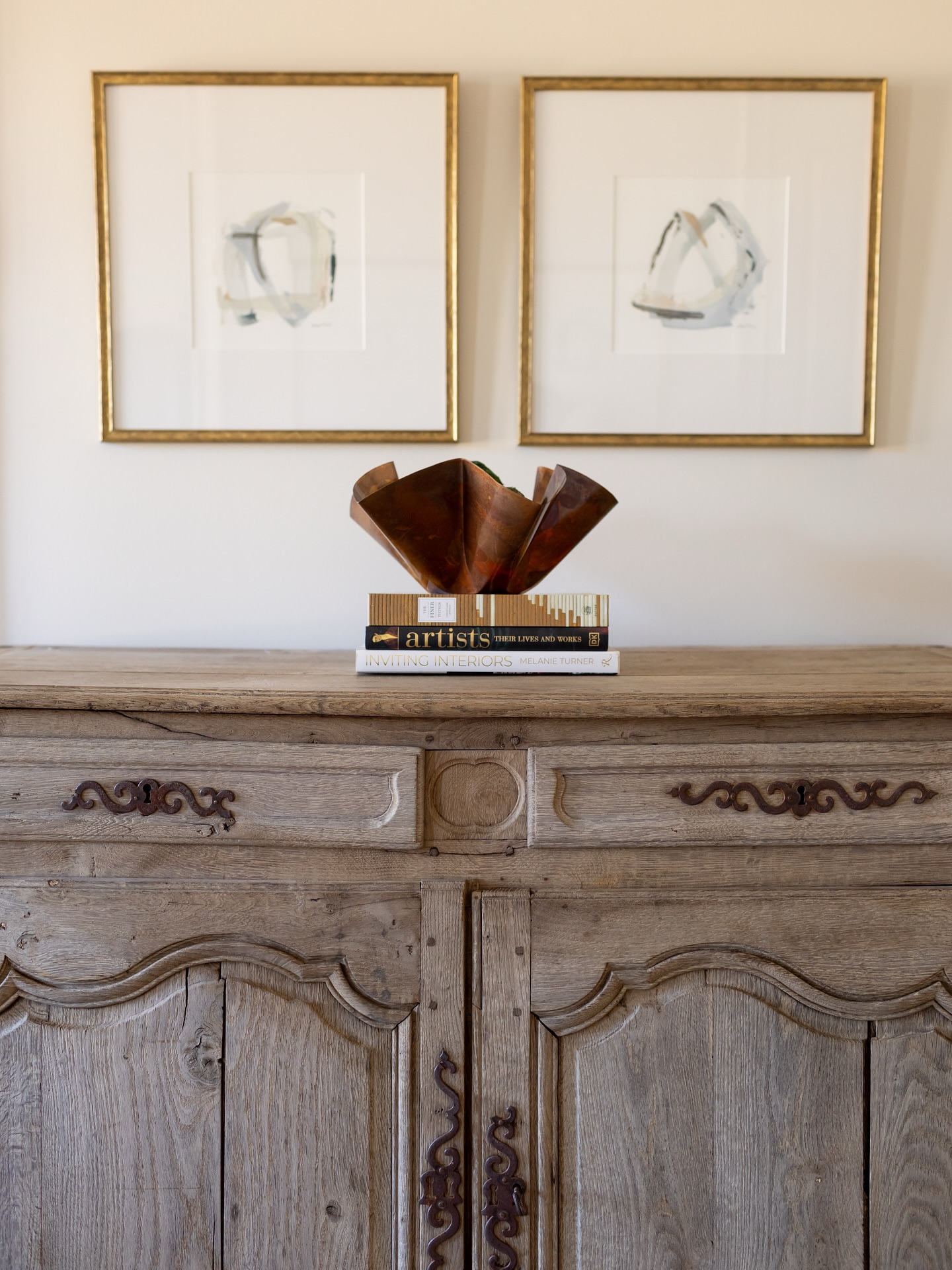 Collected and quiet〰️
A moment that feels both grounded and elevated. A weathered French antique, well-loved books, and sculptural art that feels like poetry in motion. This is the kind of visual harmony that makes a home feel considered.
Photography by @jennifer.saltsman.photography
Artwork by @sarahrobertson_art
#interiordesign #collection #art #interiors