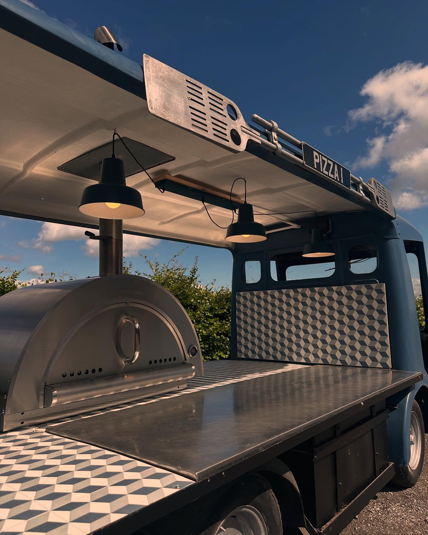 So our latest project rolled out of the workshop today! This beauty of a milk float is now ready to sling woodfired pizzas and is taking bookings! Welcome to “The Pizza Parlour”🔥🍕