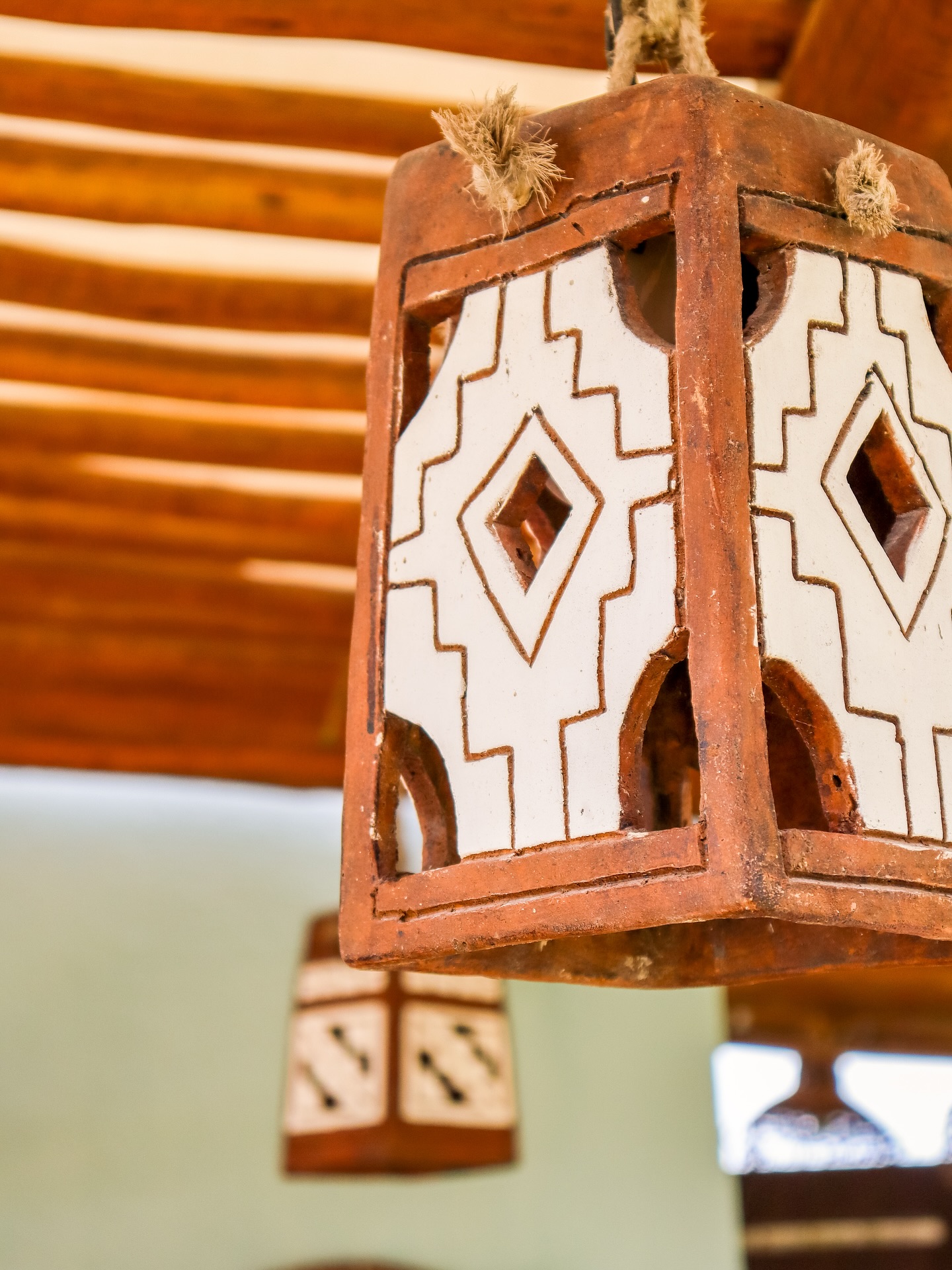 Detalhes que encantam: a fusão perfeita entre a rusticidade da madeira e a sofisticação dos padrões geométricos.
Uma peça que adiciona um toque de arte e personalidade a qualquer ambiente. ✨