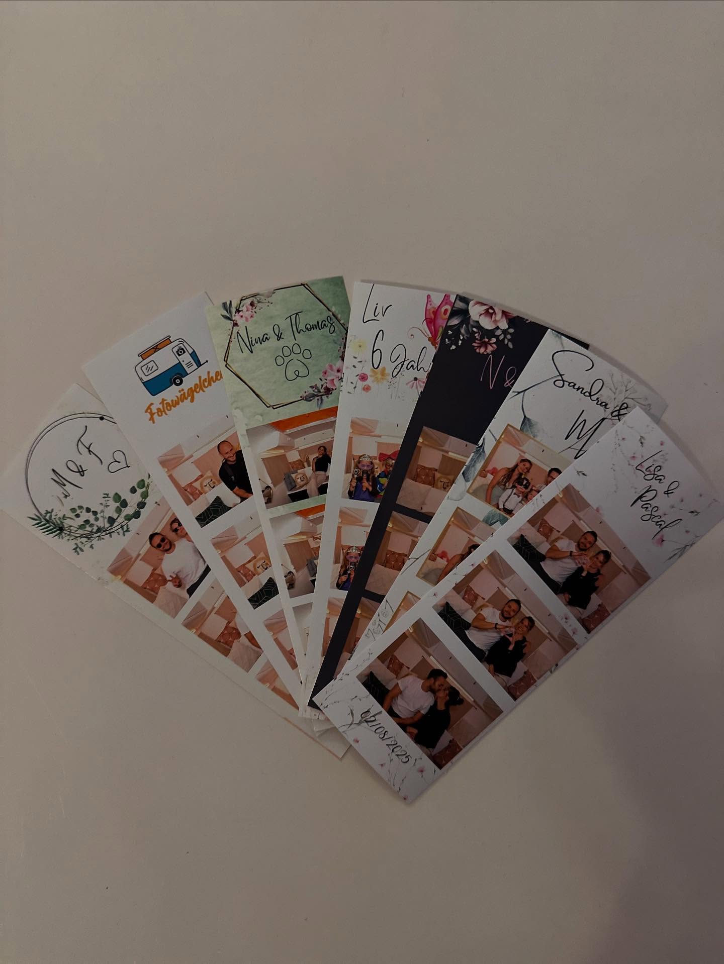 📸✨ Eure Feier – Euer Style! ✨📸
Unser Fotowägelchen bringt nicht nur jede Menge Spaß, sondern auch Sofortdrucke auf individuellen Wunsch! 👍
Ob bunt, elegant, minimalistisch oder verspielt – bei uns wählt ihr aus verschiedenen Designs, Farben und Schriftzügen. Auch Eure individuellen Initialen, Namen oder Logos - alles ist möglich, um eure Erinnerungen ganz persönlich zu gestalten. 🙌🏻
Wir besprechen mit Euch persönlich Eure Wünsche & Ideen durch - damit Eure Sofortdrucke am Ende einfach spitze werden!
Euer Foto, euer Layout – direkt zum Mitnehmen!
Ideal für Hochzeiten, Firmenfeiern, Geburtstage oder einfach so zum Spaß – lasst eurer Kreativität freien Lauf und nehmt ein echtes Unikat mit nach Hause! 🥳
#Fotowägelchen #Sofortdruck #Fotoautomat #Eventhighlight #Layoutvielfalt #DeinMomentDeinDesign#Fotowägelchen#Fotowagen#Fotobox#Fotografie#Eventfotografie#Hochzeit#Geburtstag#Taufe#Firmenfeier#Veranstaltung#Event##Hochzeitsfotografie#Fotoerlebnisse#MobileFotografie#Fotoboxmieten#Eventplanung#Erinnerungen #Momentefesthalten#Unvergesslich#Oberfranken#Franken#Bayreuth