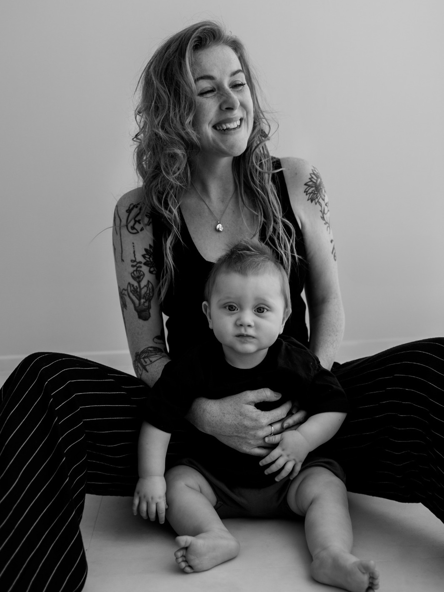 ✨ Motherhood in de studio
Er is iets bijzonders aan het fotograferen van moeders. Iets rauws, puurs en tegelijk ongelofelijk krachtigs.
Tussen een verloren speentje, een half opgedronken koffie en een peuter die “net nu” zijn sokken niet meer aan wil, daar ontstaat het. Het echte.
📷 Geen perfecte plaatjes, wel échte connectie.
Een hand die troost biedt. Een blik die zegt: “Ik heb je.” Een lach die vermoeid is, maar vol liefde.
Moederschap is geen filter. Het is een verhaal. En in mijn studio vangen we het precies zoals het is: liefdevol, rommelig, intens en prachtig in al zijn vormen.
Kom zoals je bent.
Met of zonder make-up.
Met slaaptekort, een luiertas en je hele hart.
Ik zorg voor het licht. Jij hoeft alleen maar jezelf te zijn.
#motherhoodunfiltered #lifestylestudio #moederschap #echtemomenten #fotografie #mamatijd #liefdeinbeeld #studiodaglichttwente
—
Laat me weten of je dit wil afstemmen op een specifieke doelgroep (jonge moeders, zwangerschapsfotografie, etc.) of dat je visuele ideeën wilt voor bij de post (denk aan props, kleuren, kledingadvies).